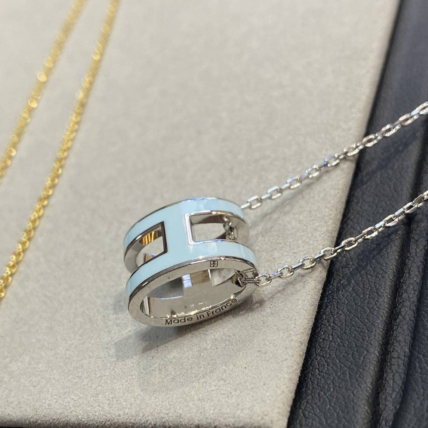 [Royal Jewelry]POP H LIGHT BLUE NECKLACE