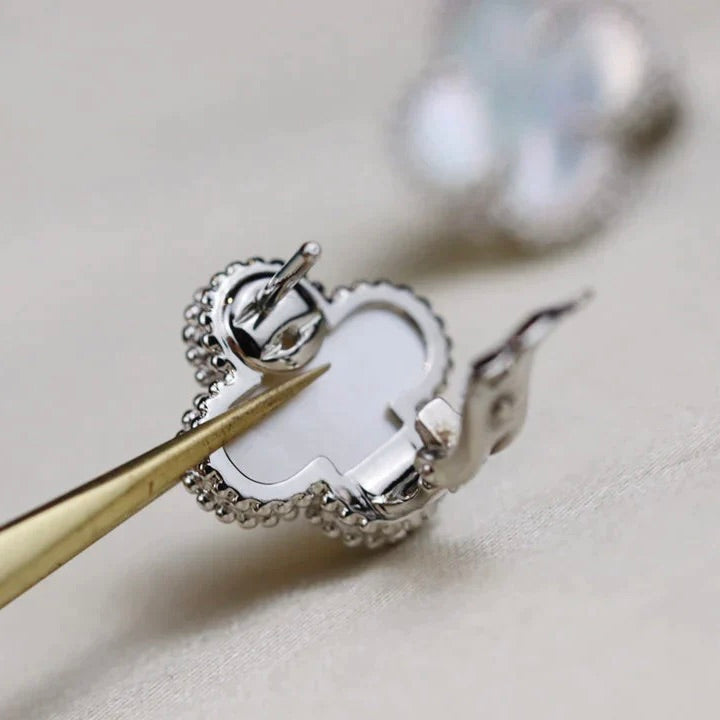 [Royal Jewelry]CLOVER MEDIUM 1 MOTIFS  WHITE MOP EARRINGS SILVER