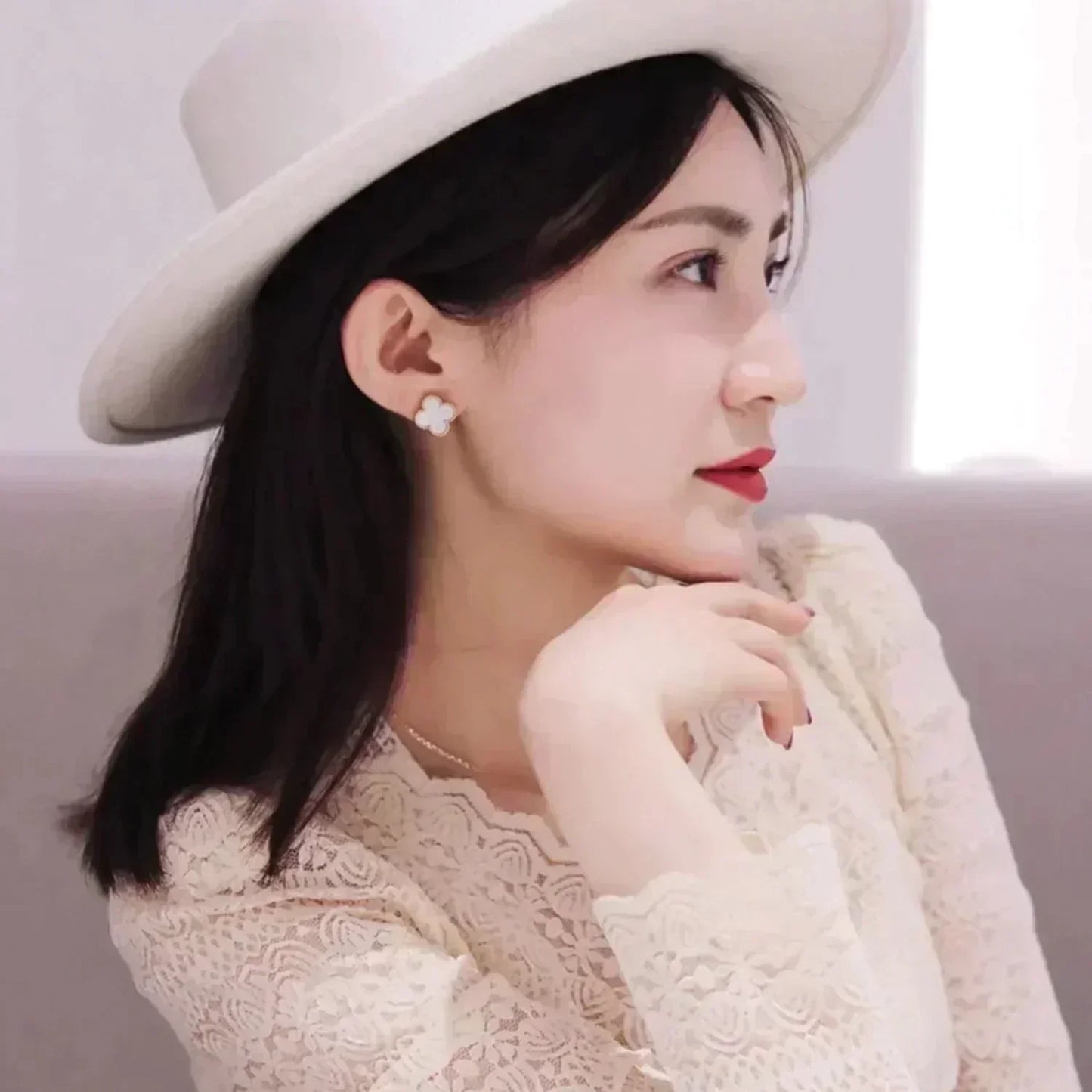 [Royal Jewelry]CLOVER MEDIUM 1 MOTIFS  WHITE MOP STUD EARRINGS