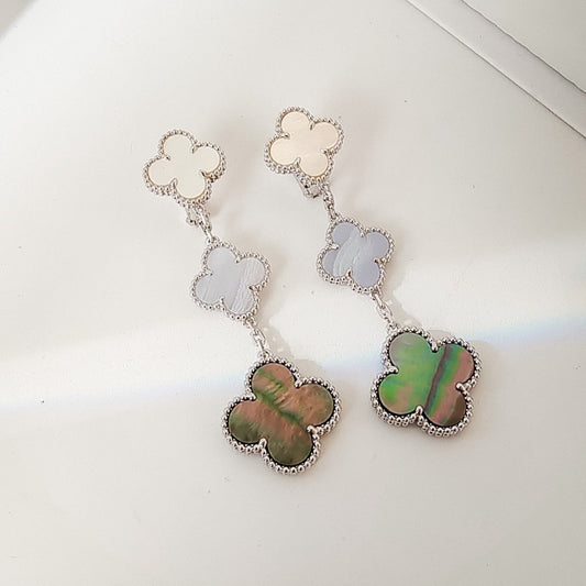 [ロイヤルジュエリー]クローバー 3モチーフ カルセドニー ダークマザーオブパール シルバーピアス