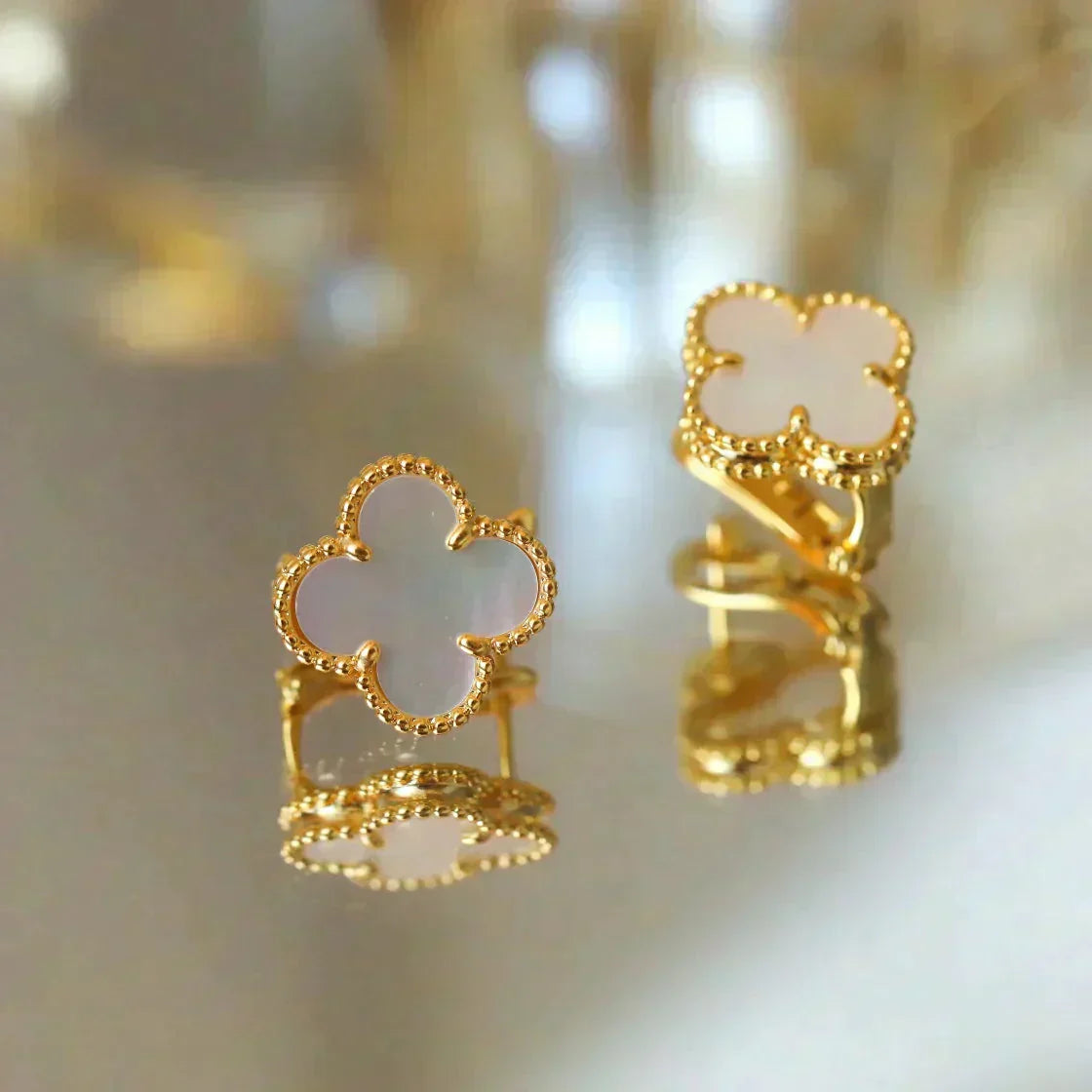 [Royal Jewelry]CLOVER MEDIUM 1 MOTIFS  WHITE MOP STUD EARRINGS