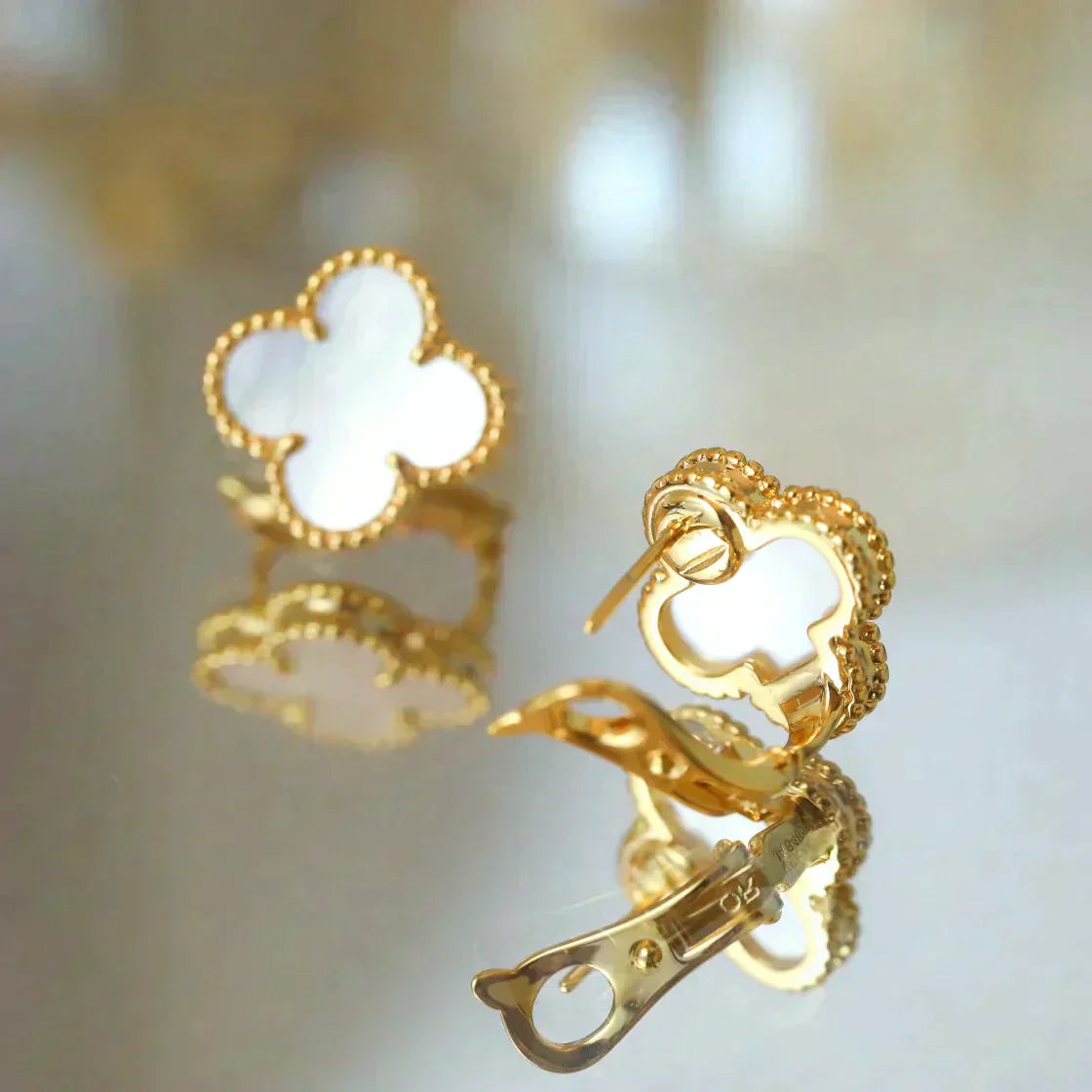 [Royal Jewelry]CLOVER MEDIUM 1 MOTIFS  WHITE MOP STUD EARRINGS