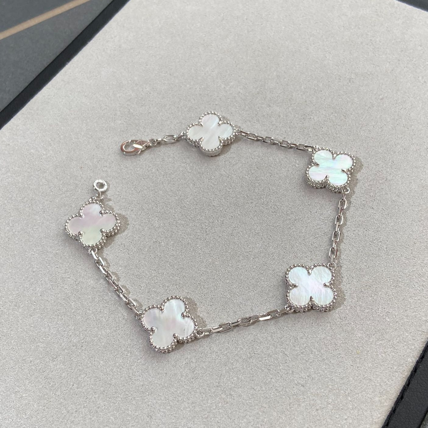 [Royal Jewelry]CLOVER SILVER MOP 5 MOTIF BRACELET