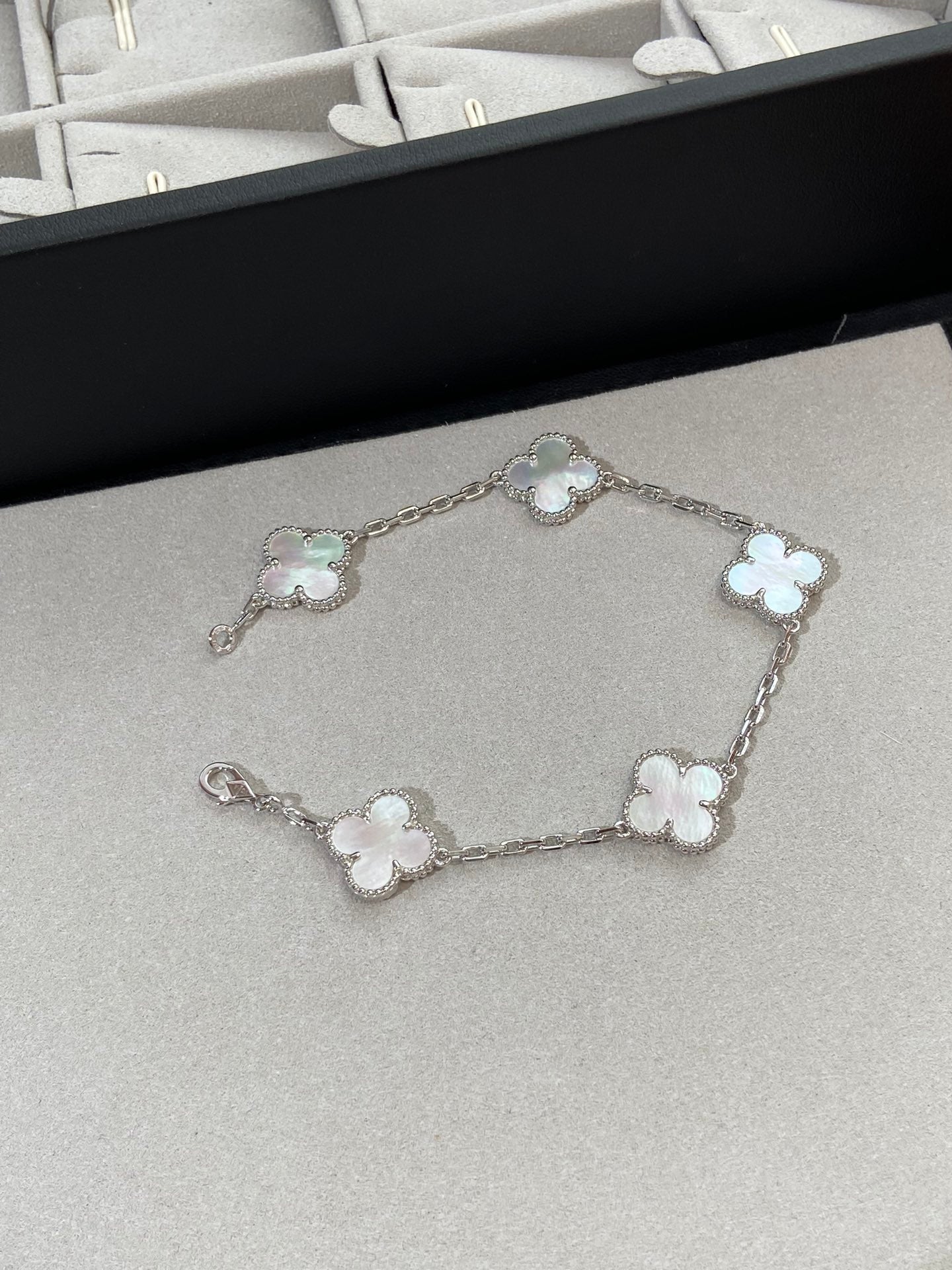 [Royal Jewelry]CLOVER SILVER MOP 5 MOTIF BRACELET