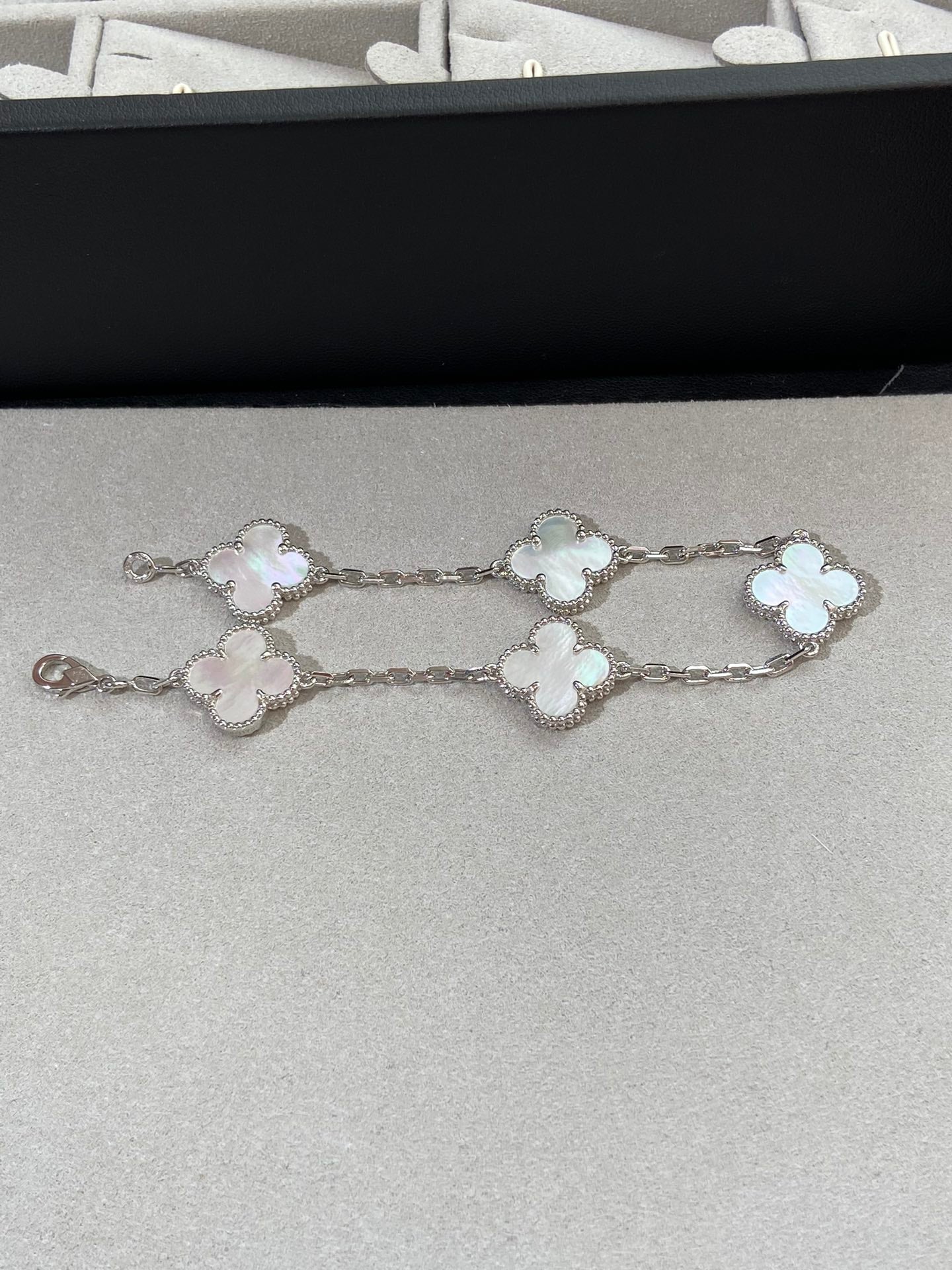 [Royal Jewelry]CLOVER SILVER MOP 5 MOTIF BRACELET