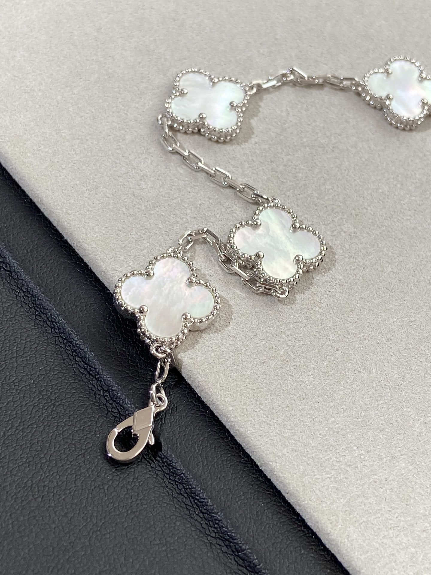 [Royal Jewelry]CLOVER SILVER MOP 5 MOTIF BRACELET
