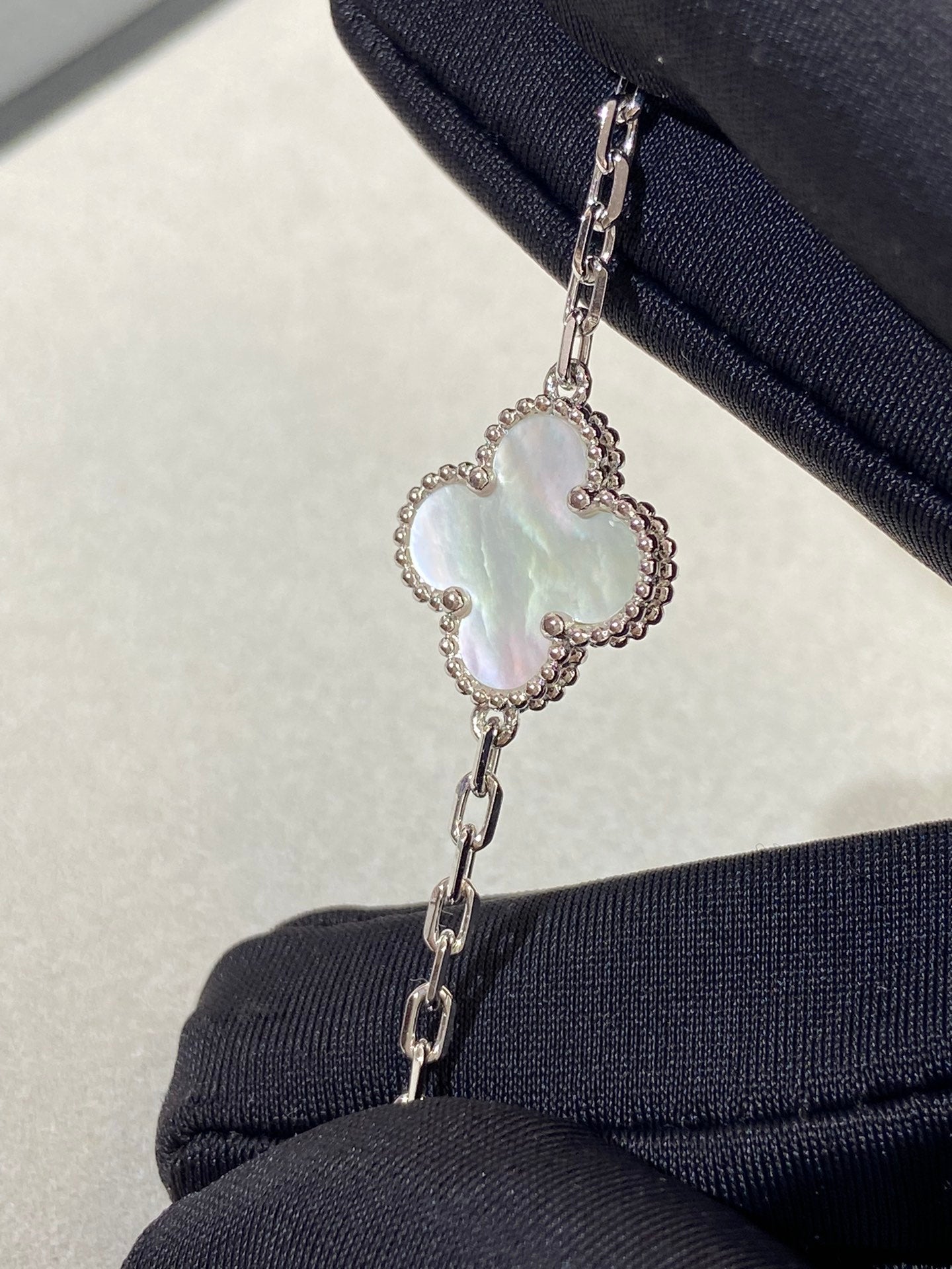 [Royal Jewelry]CLOVER SILVER MOP 5 MOTIF BRACELET