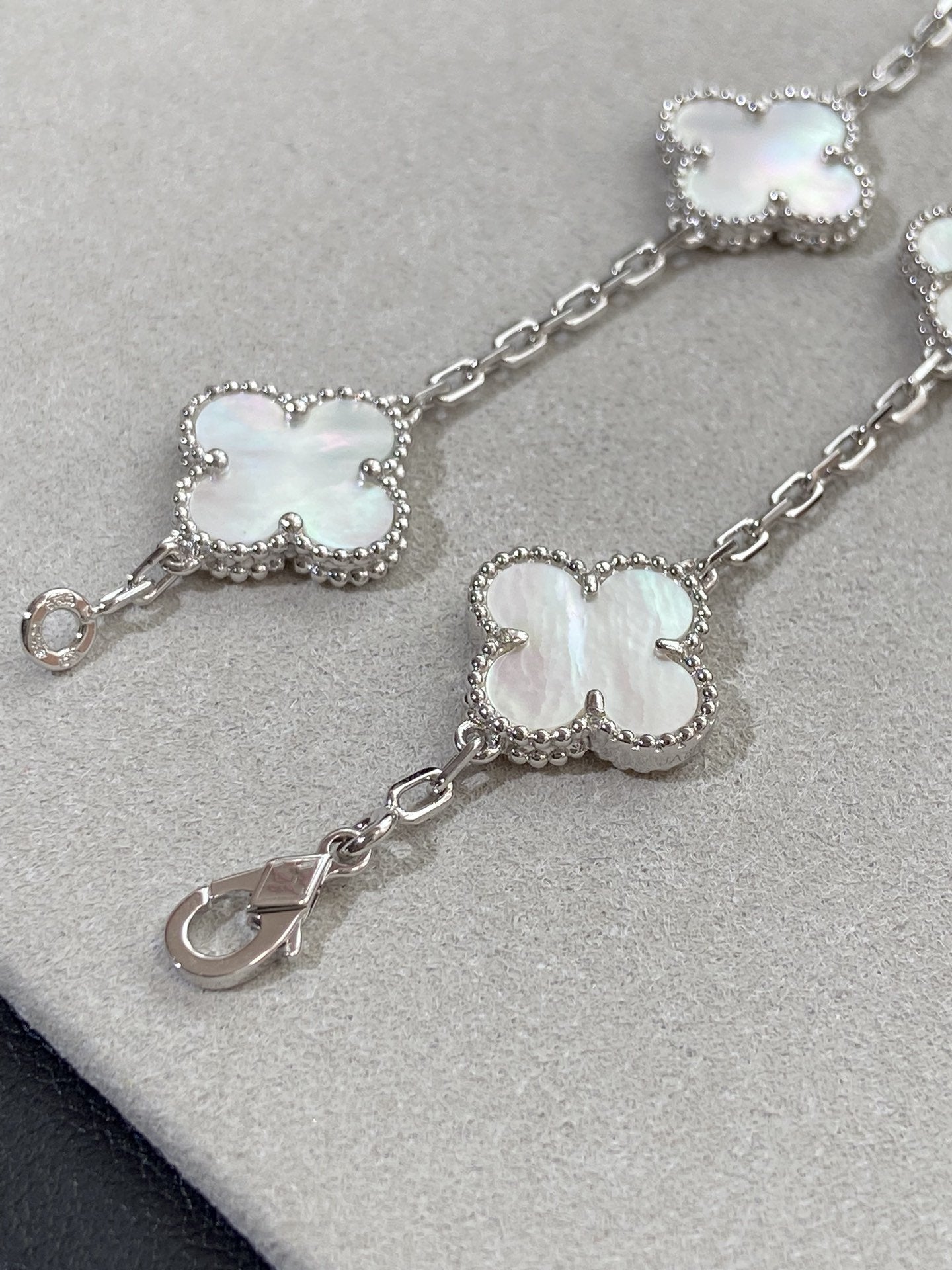 [Royal Jewelry]CLOVER SILVER MOP 5 MOTIF BRACELET