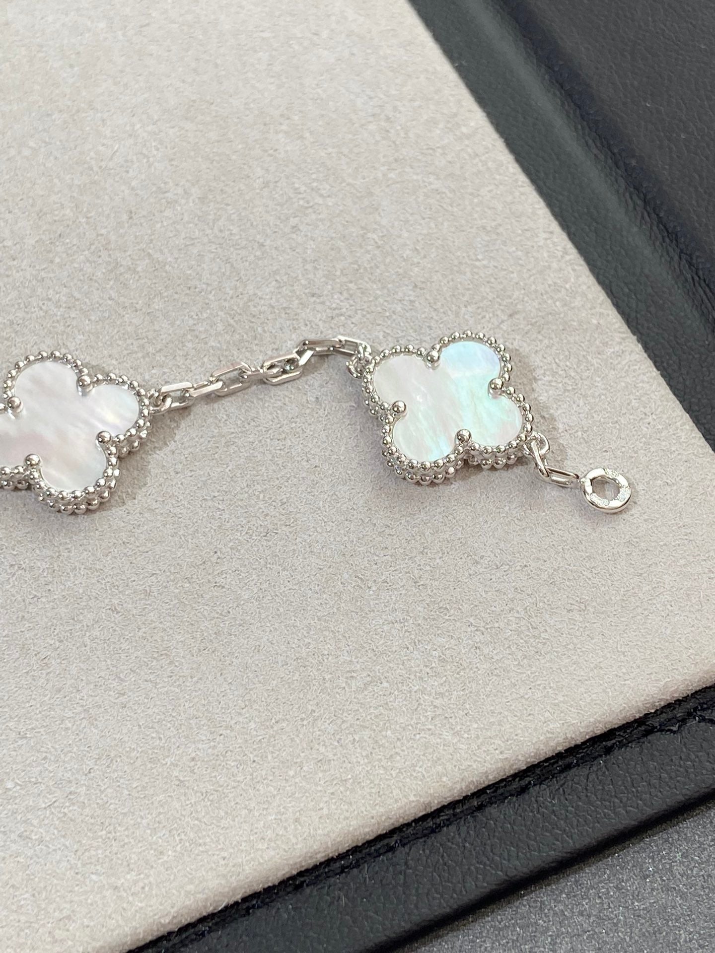 [Royal Jewelry]CLOVER SILVER MOP 5 MOTIF BRACELET