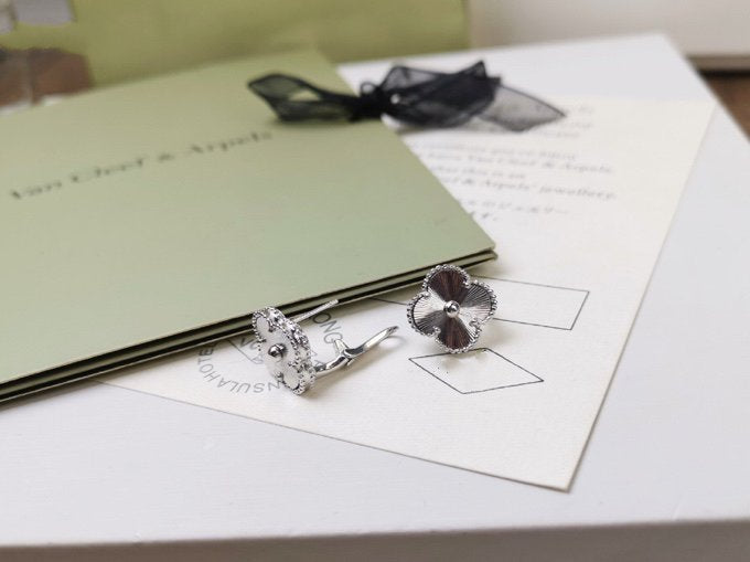 [Royal Jewelry]CLOVER MEDIUM STUD EARRINGS