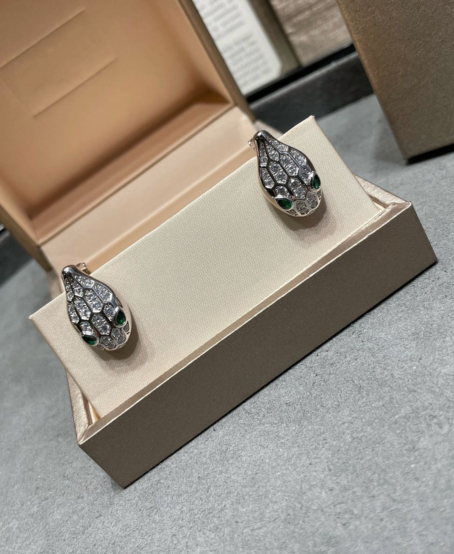 [Royal Jewelry]SERPENT DIAMOND STUD EARRINGS