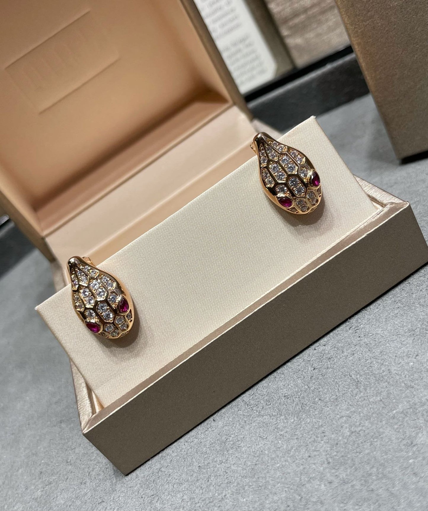 [Royal Jewelry]SERPENT DIAMOND STUD EARRINGS
