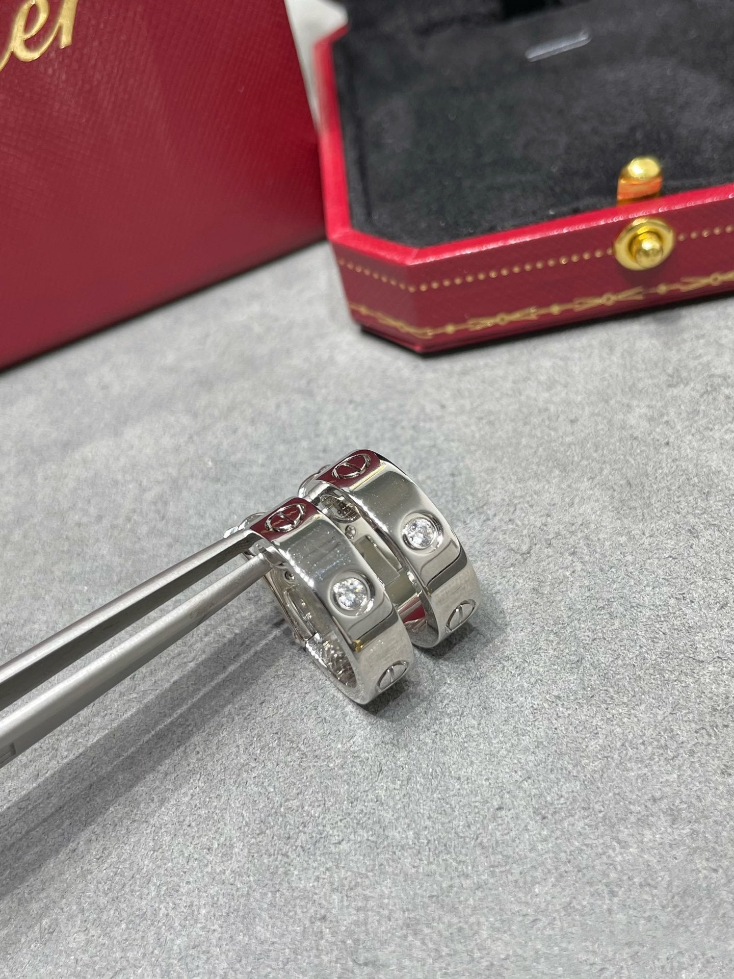 [Royal Jewelry]LOVE 5.5MM 1 DIAMOND EARRINGS