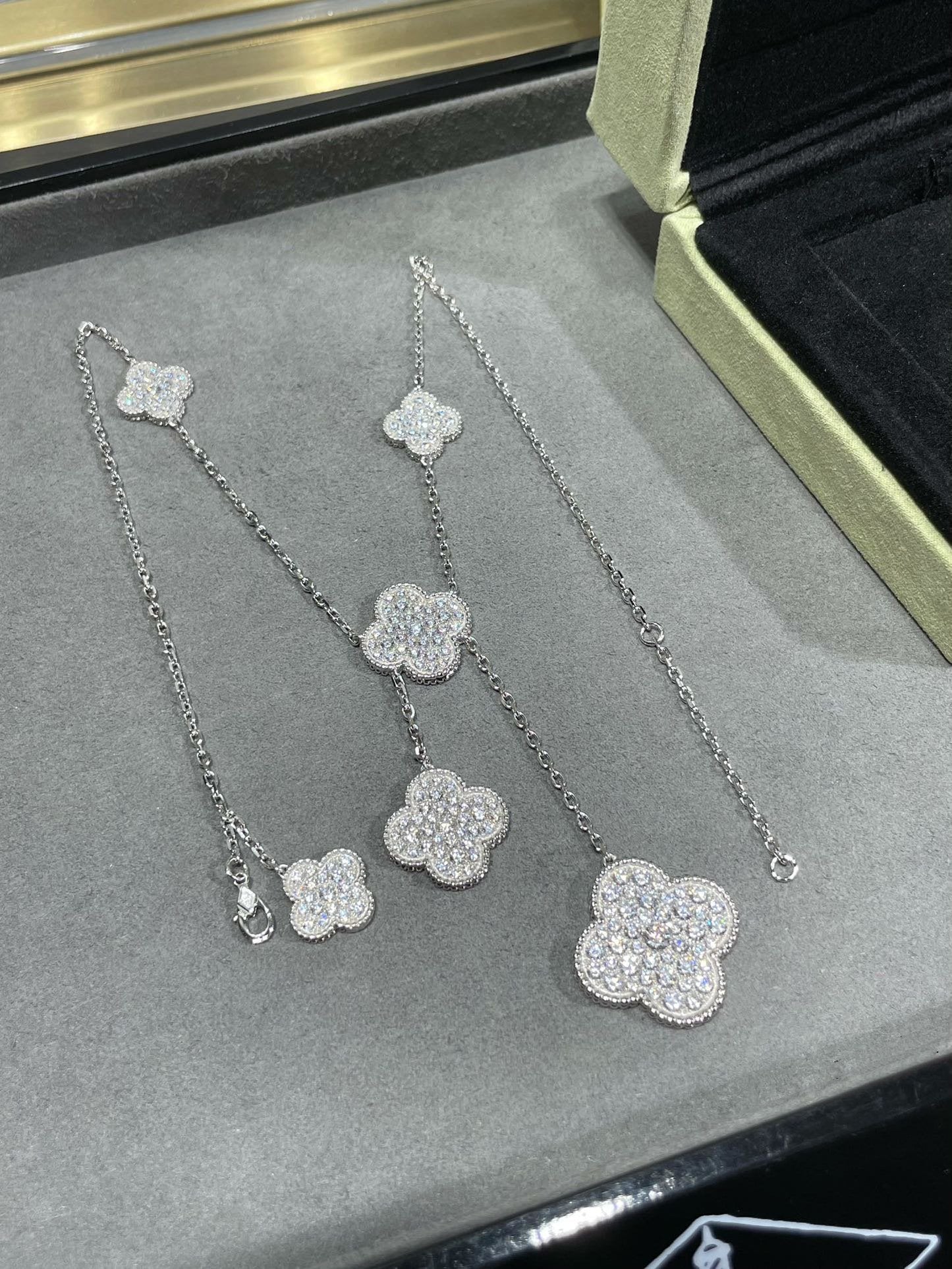[Royal Jewelry]CLOVER 6 MOTIF DIAMOND PAVED NECKLACE