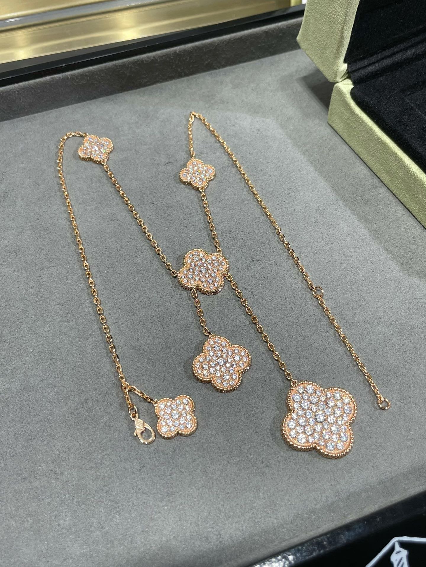 [Royal Jewelry]CLOVER 6 MOTIF DIAMOND PAVED NECKLACE