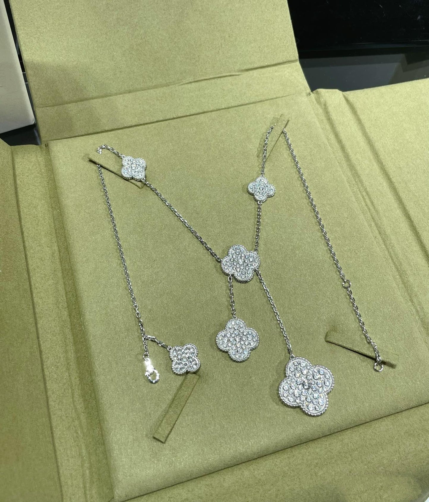 [Royal Jewelry]CLOVER 6 MOTIF DIAMOND PAVED NECKLACE
