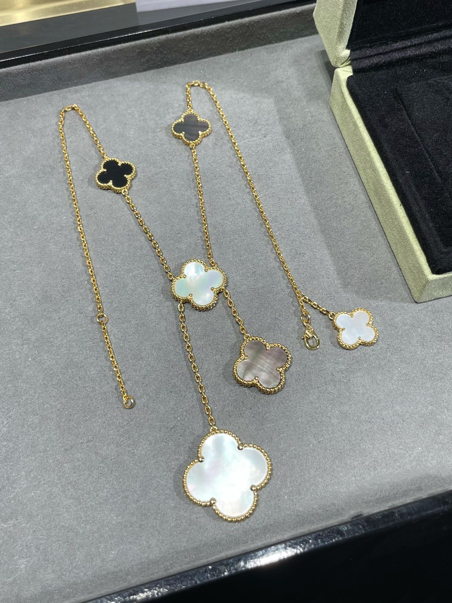 [Royal Jewelry]CLOVER 6 MOTIF MOP ONYX GOLD NECKLACE