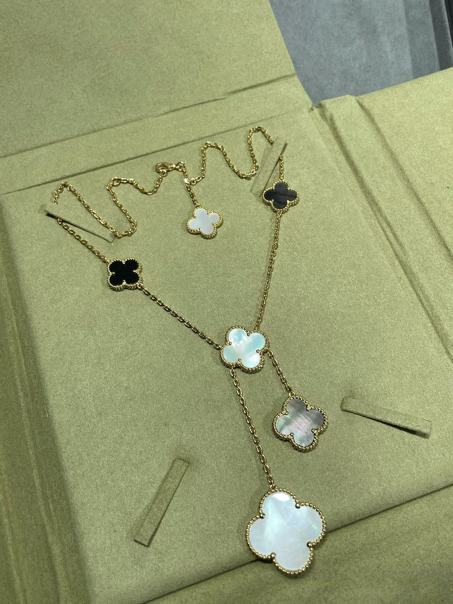 [Royal Jewelry]CLOVER 6 MOTIF MOP ONYX GOLD NECKLACE