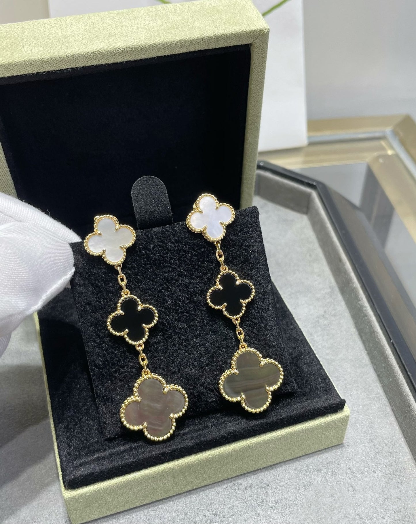 [Royal Jewelry]CLOVER 3 MOTIF MOP ONYX DARK MOP PINK GOLD EARRINGS