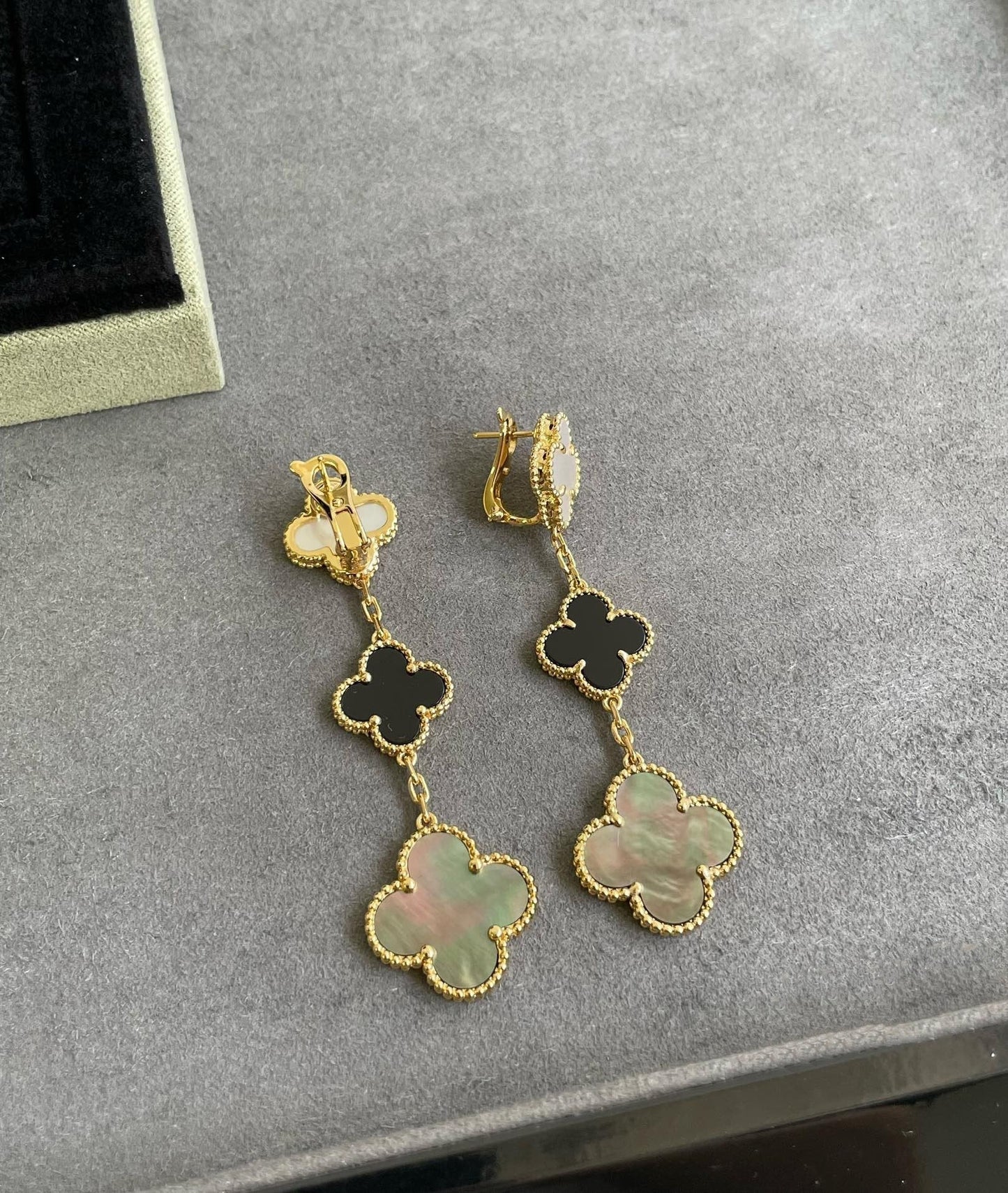 [Royal Jewelry]CLOVER 3 MOTIF MOP ONYX DARK MOP PINK GOLD EARRINGS