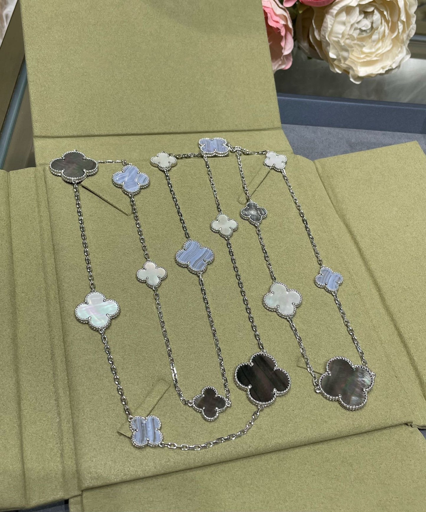 [Royal Jewelry]CLOVER 16 MOTIF CHALCEDONY MOP SILVER NECKLACE