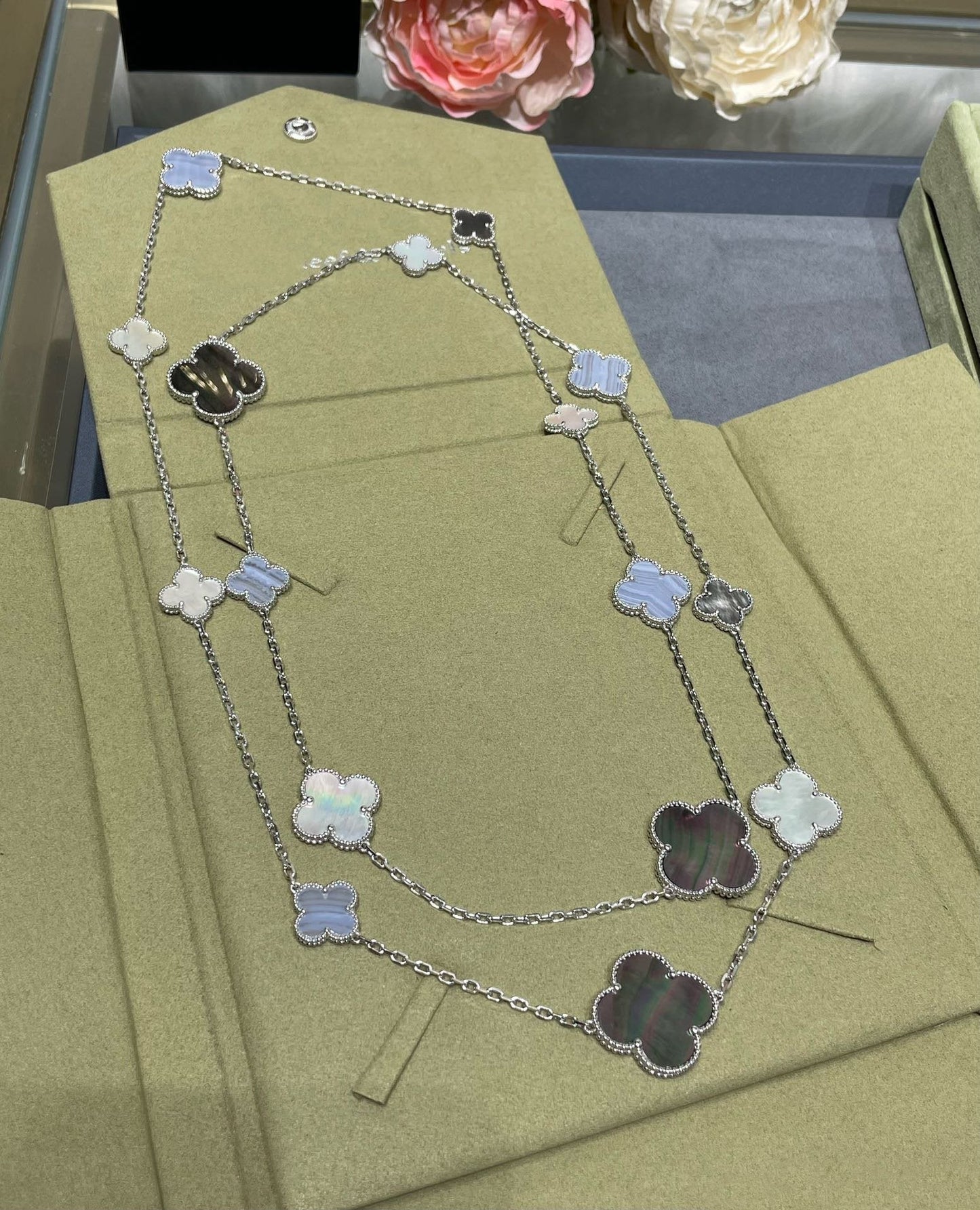 [Royal Jewelry]CLOVER 16 MOTIF CHALCEDONY MOP SILVER NECKLACE