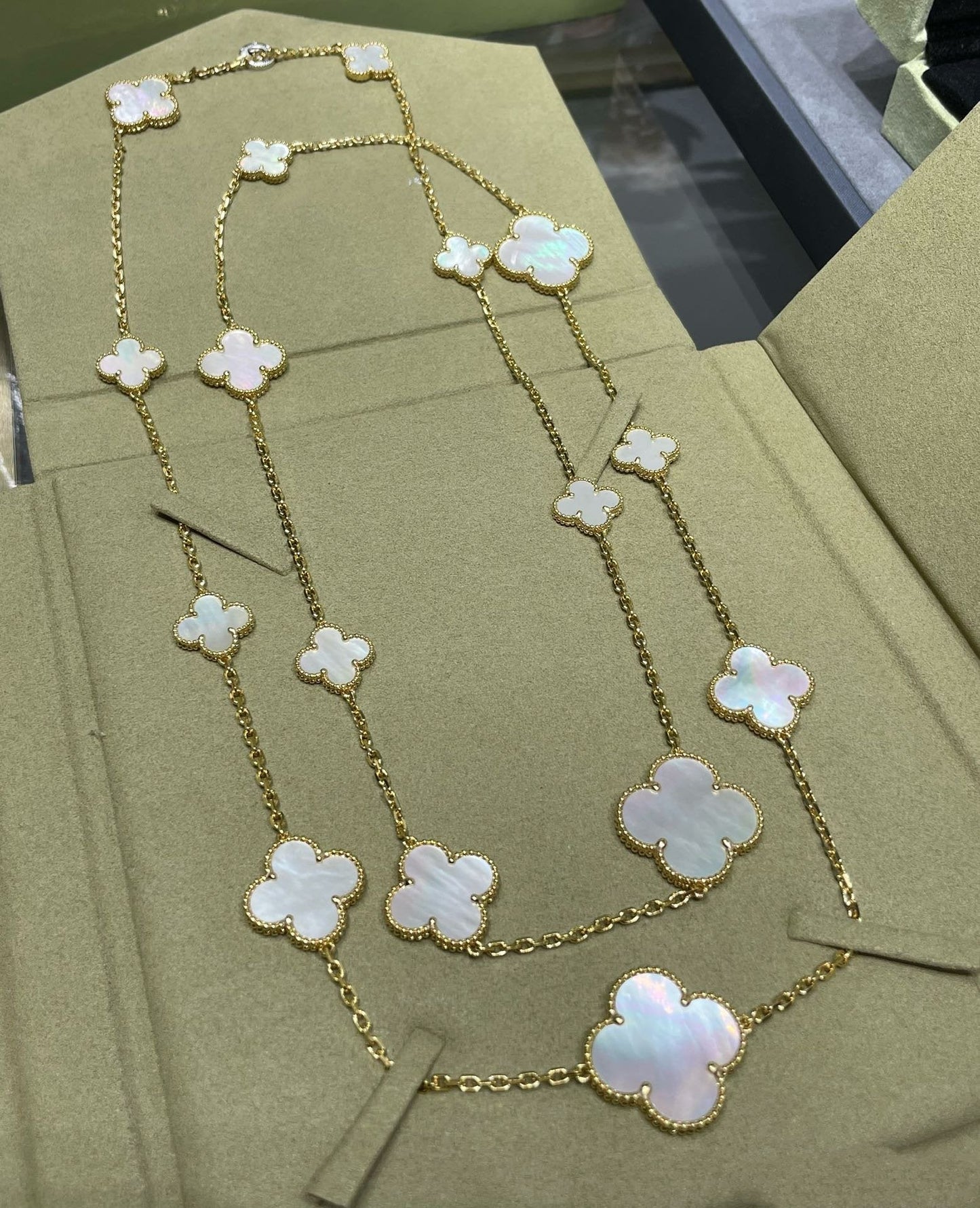 [Royal Jewelry]CLOVER 16 MOTIF WHITE MOP GOLD NECKLACE