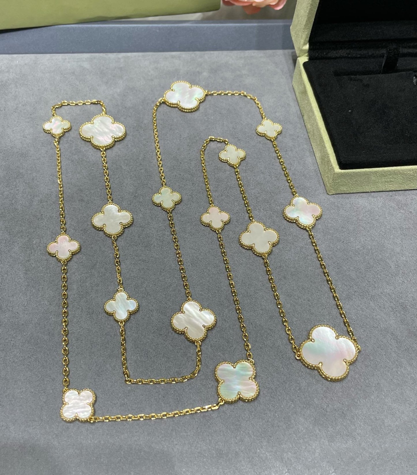 [Royal Jewelry]CLOVER 16 MOTIF WHITE MOP GOLD NECKLACE