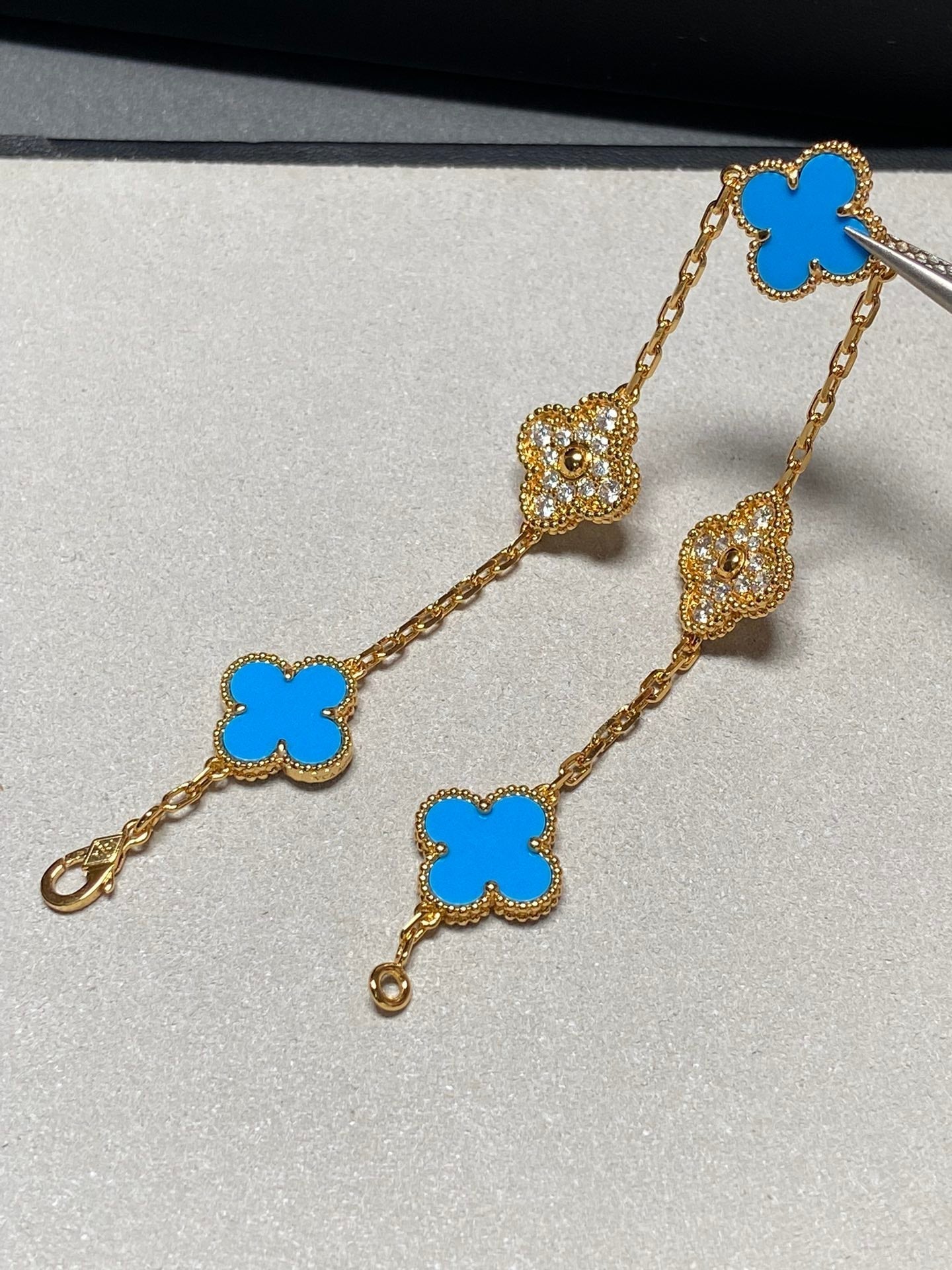 [Royal Jewelry]BRACELET TRÈFLE 5 MOTIFS EN OR, DIAMANTS ET CHALCEDOINE BLEUE