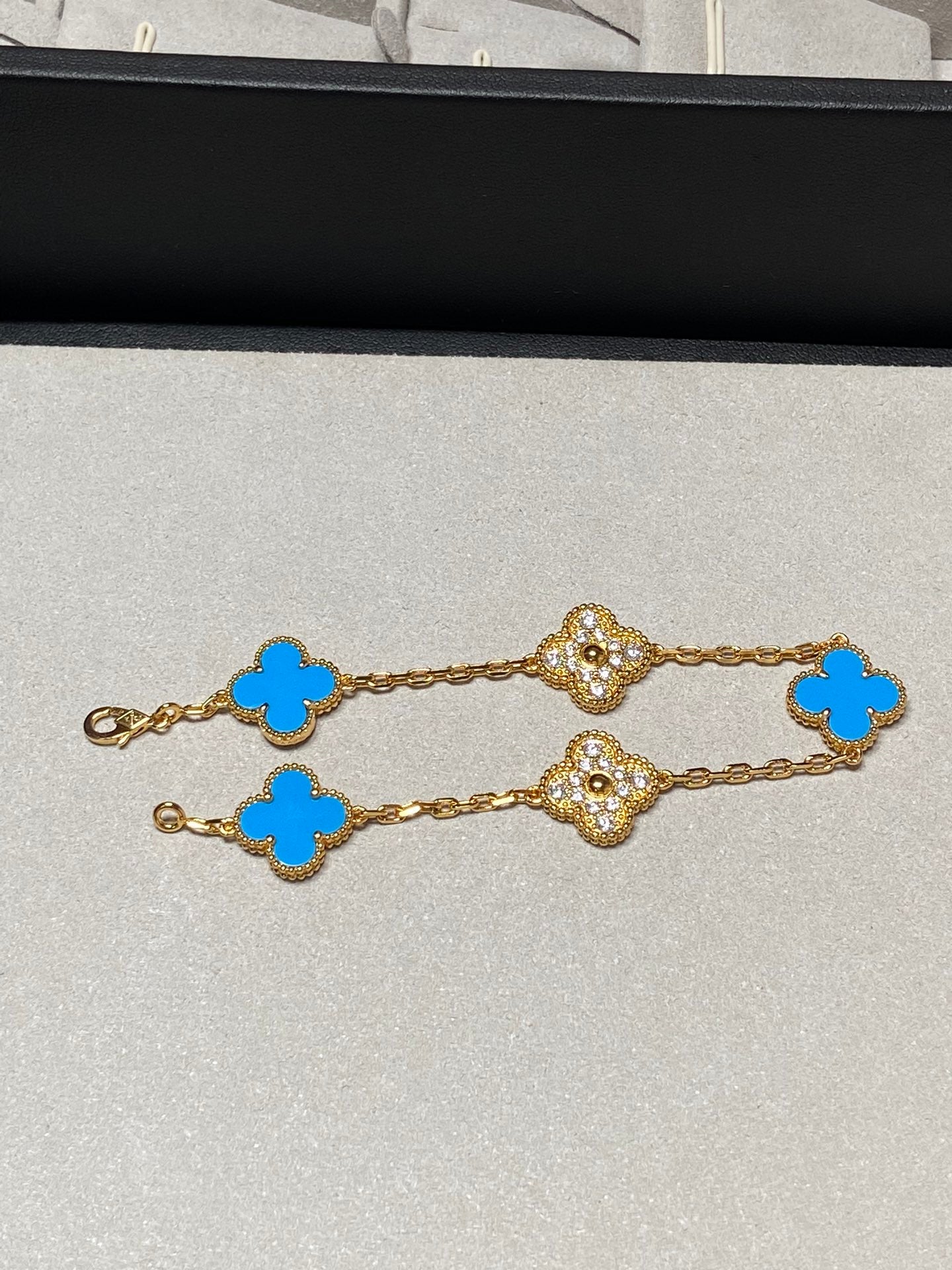 [Royal Jewelry]BRACELET TRÈFLE 5 MOTIFS EN OR, DIAMANTS ET CHALCEDOINE BLEUE