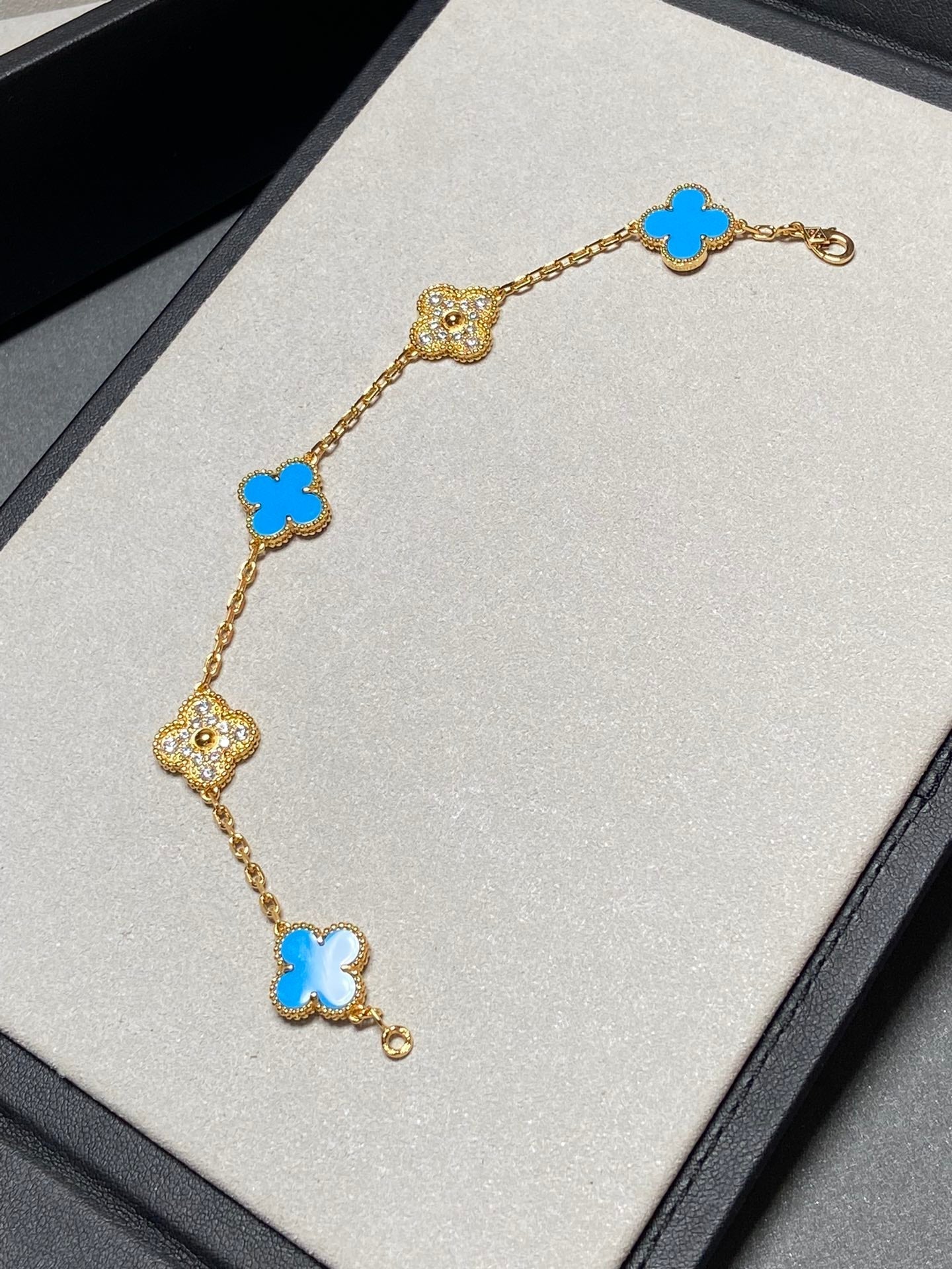 [Royal Jewelry]BRACELET TRÈFLE 5 MOTIFS EN OR, DIAMANTS ET CHALCEDOINE BLEUE