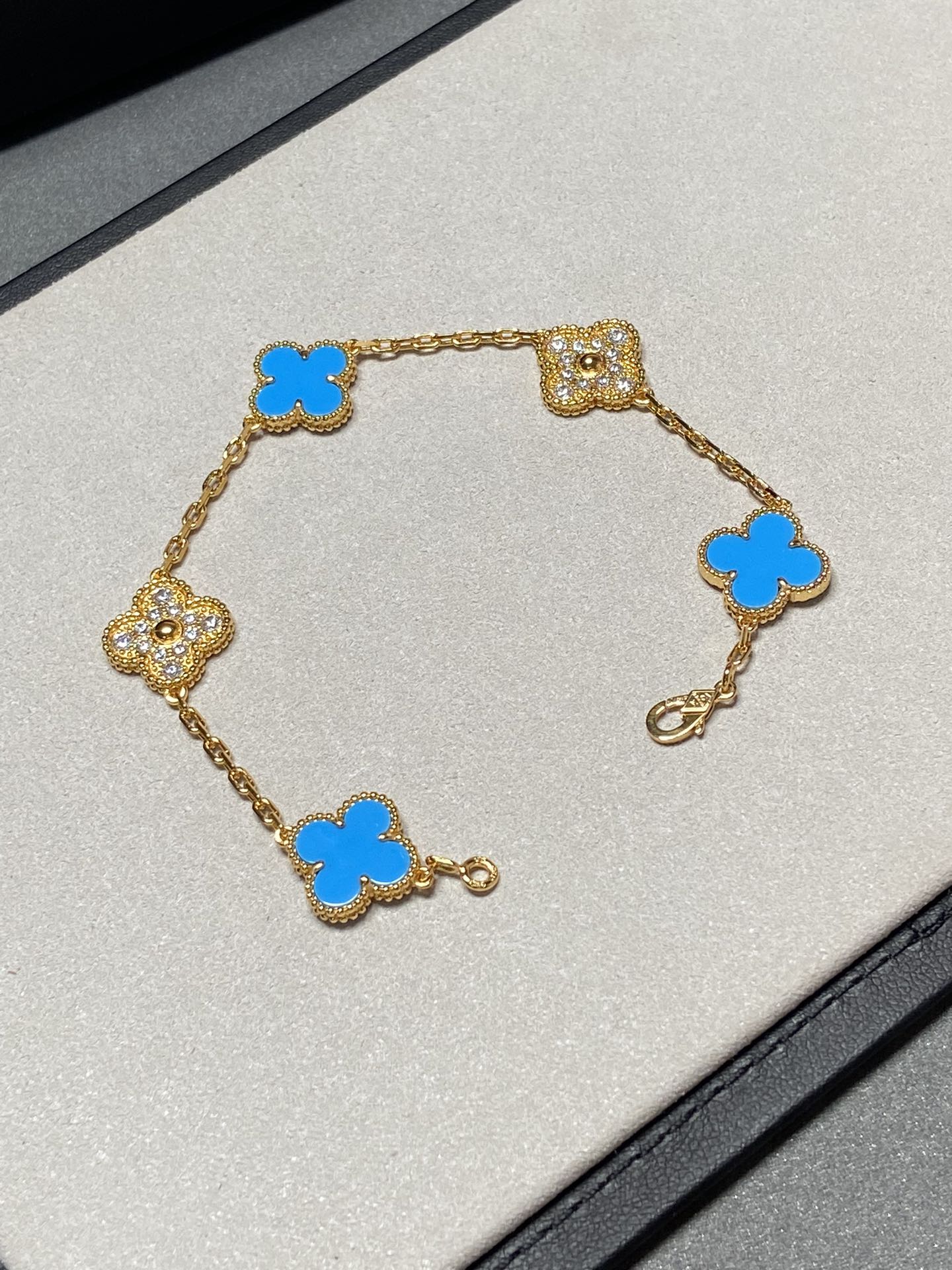[Royal Jewelry]BRACELET TRÈFLE 5 MOTIFS EN OR, DIAMANTS ET CHALCEDOINE BLEUE