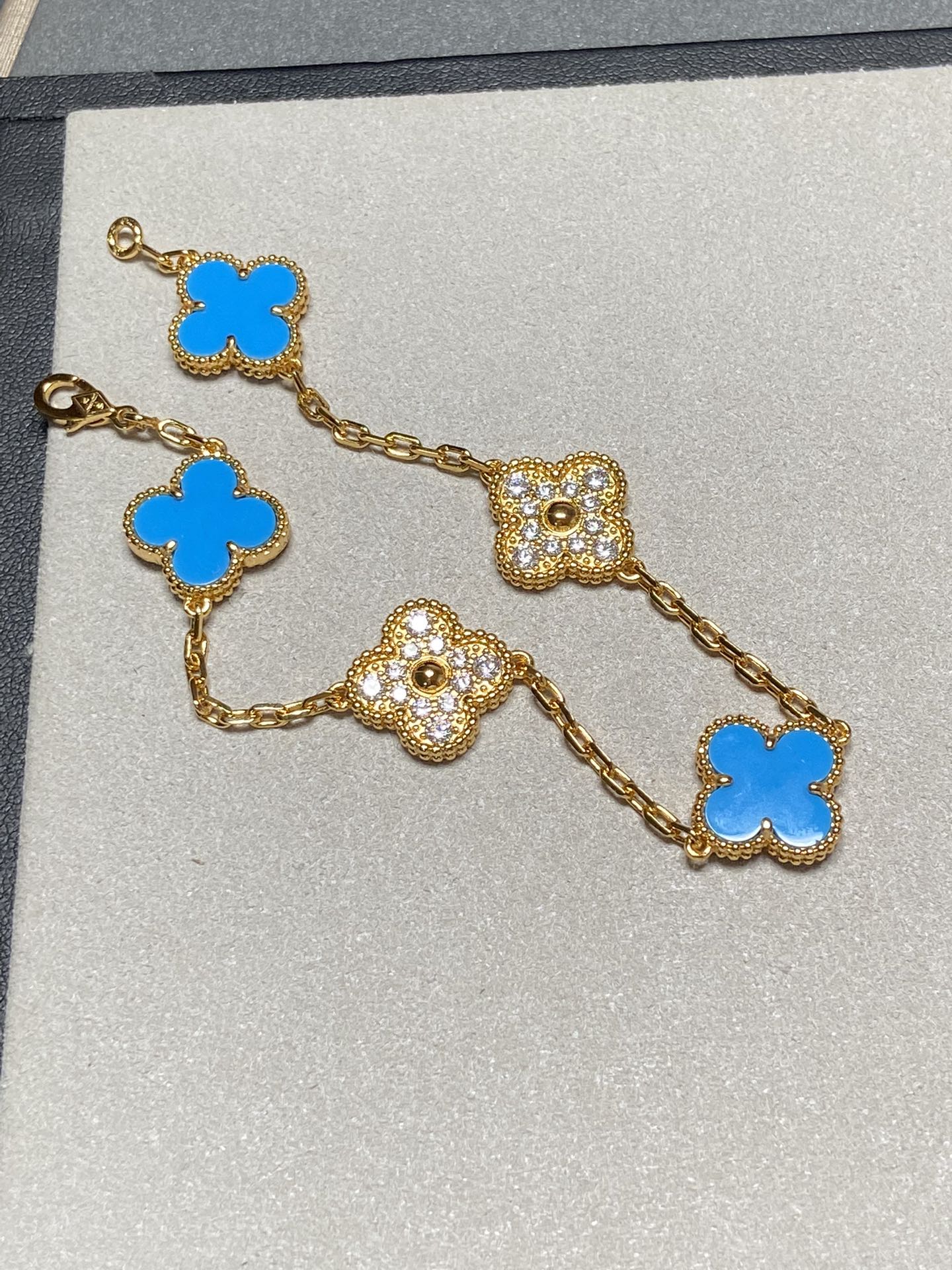 [Royal Jewelry]BRACELET TRÈFLE 5 MOTIFS EN OR, DIAMANTS ET CHALCEDOINE BLEUE