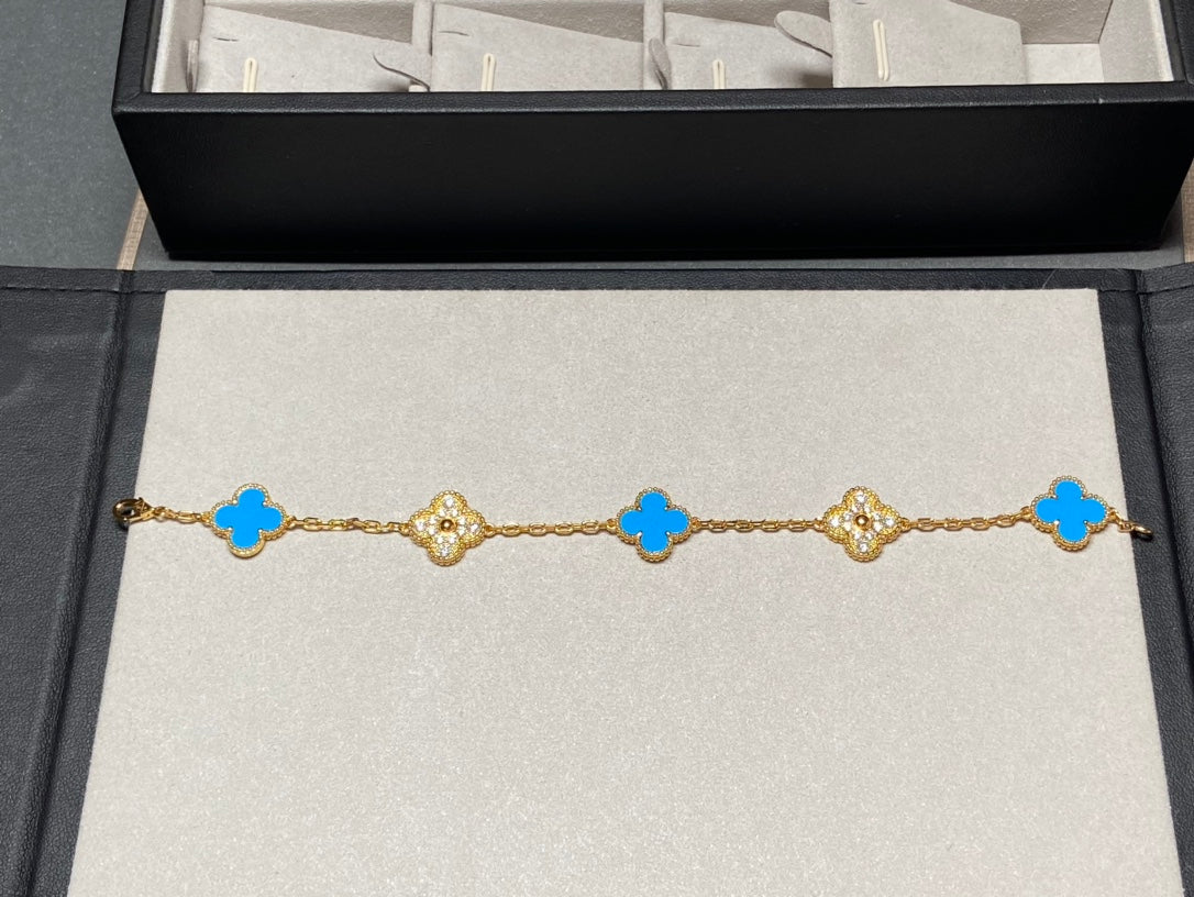 [Royal Jewelry]BRACELET TRÈFLE 5 MOTIFS EN OR, DIAMANTS ET CHALCEDOINE BLEUE