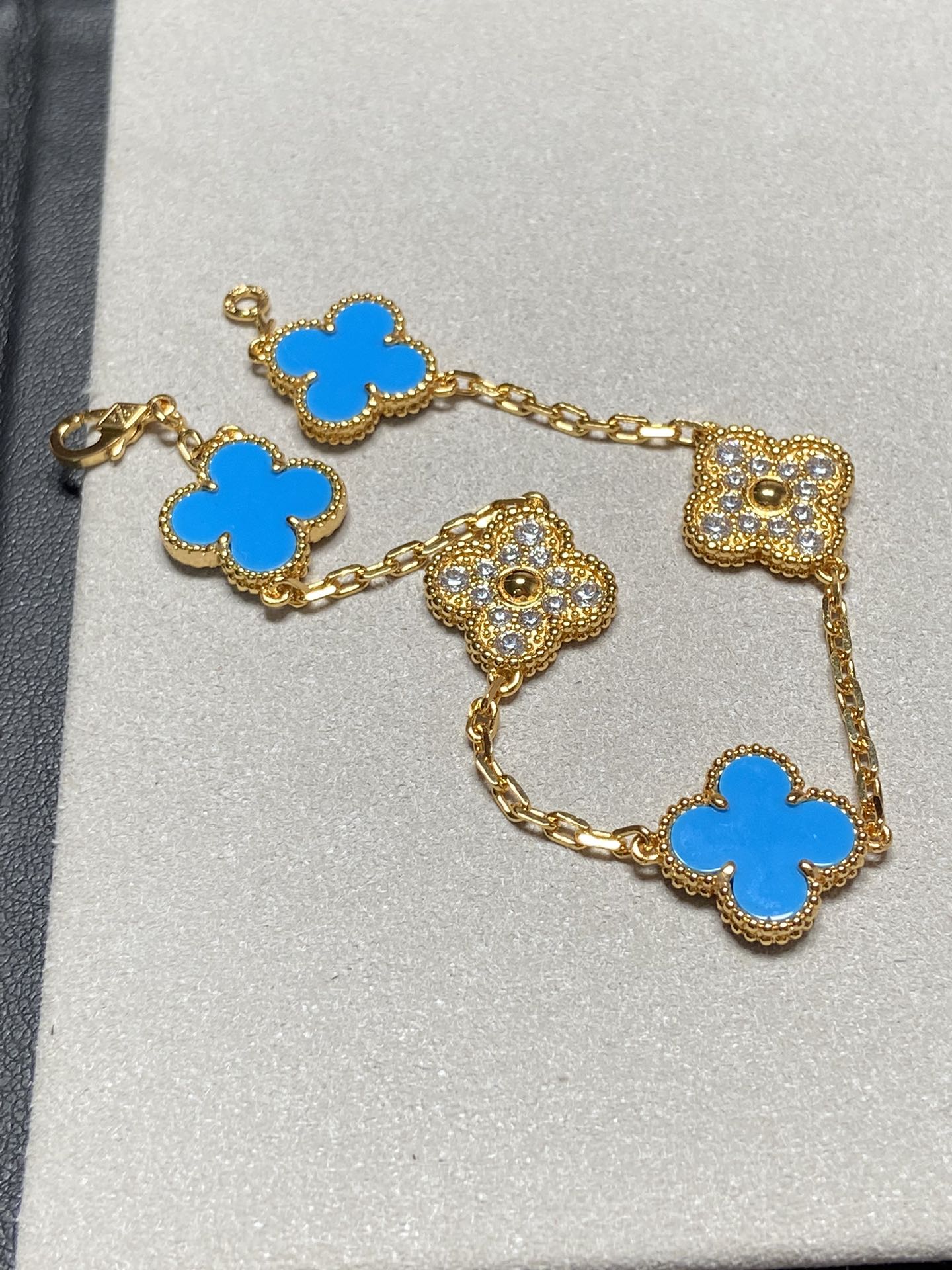[Royal Jewelry]BRACELET TRÈFLE 5 MOTIFS EN OR, DIAMANTS ET CHALCEDOINE BLEUE