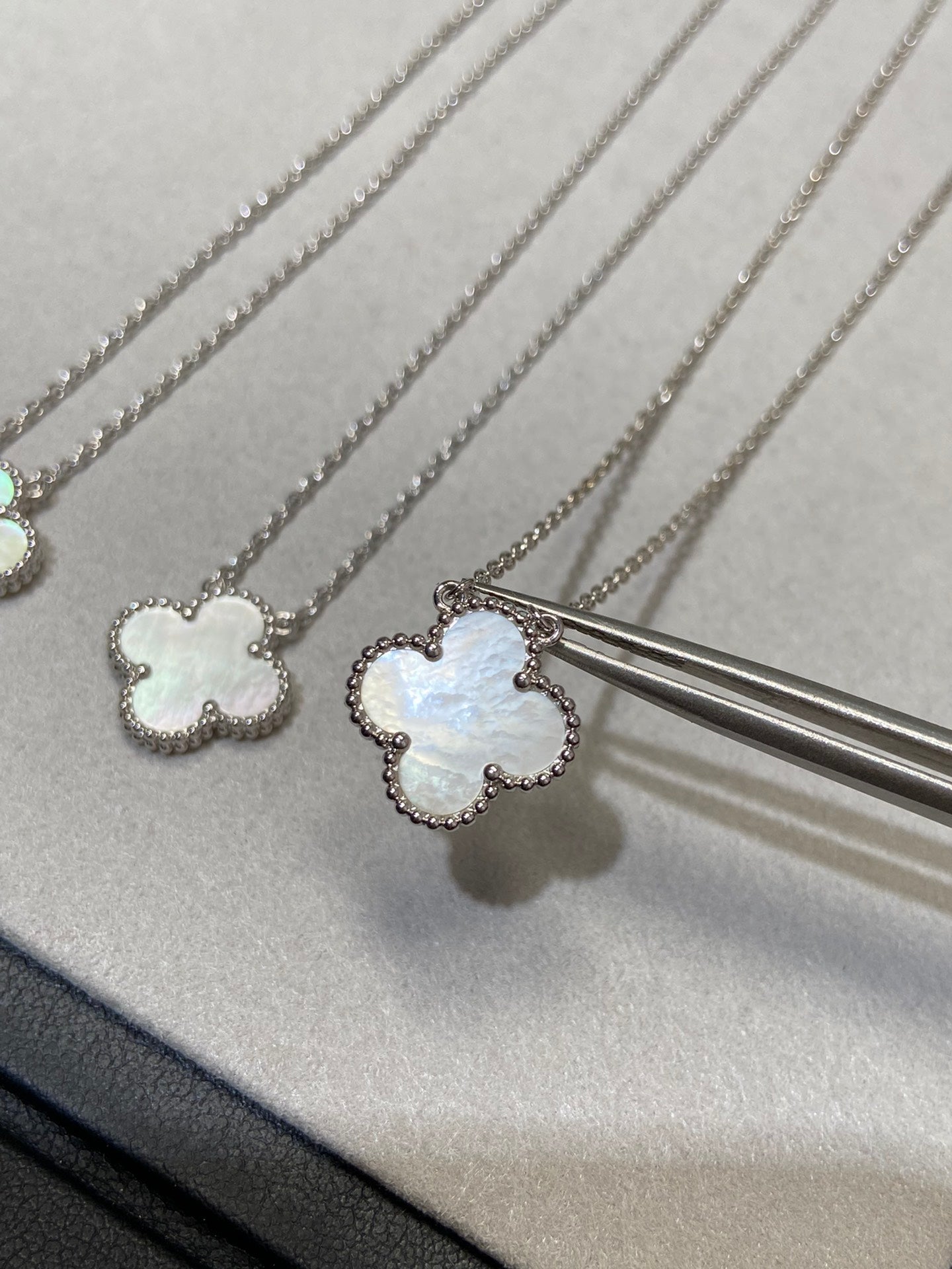 [Royal Jewelry]CLOVER MEDIUM SILVER WHITE MOP NECKLACE