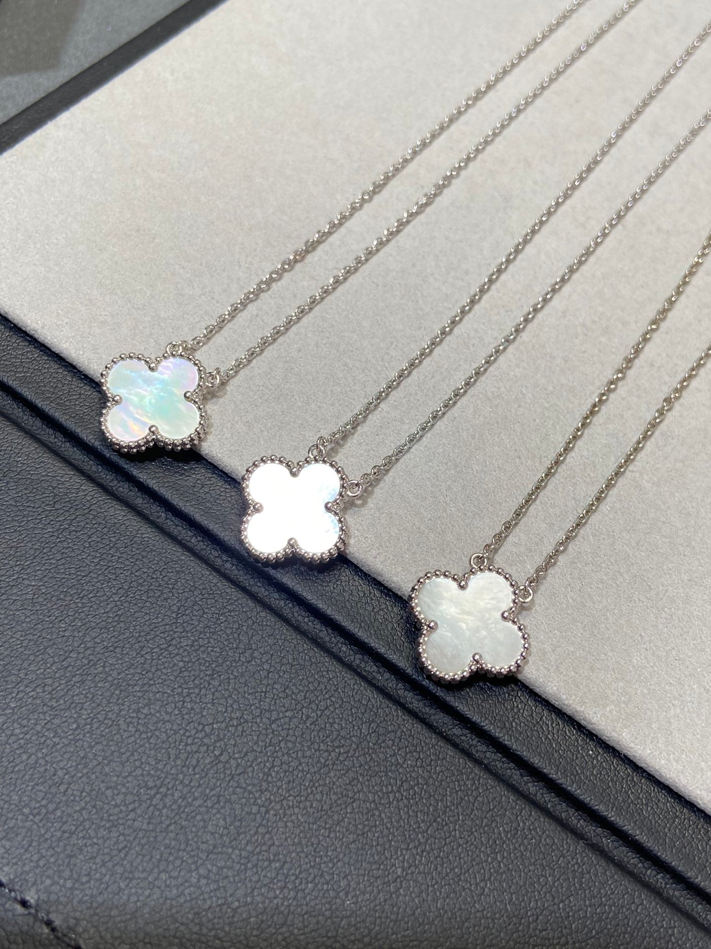 [Royal Jewelry]CLOVER MEDIUM SILVER WHITE MOP NECKLACE