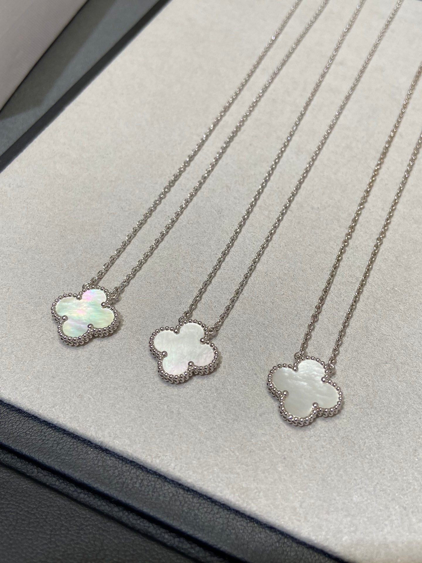 [Royal Jewelry]CLOVER MEDIUM SILVER WHITE MOP NECKLACE