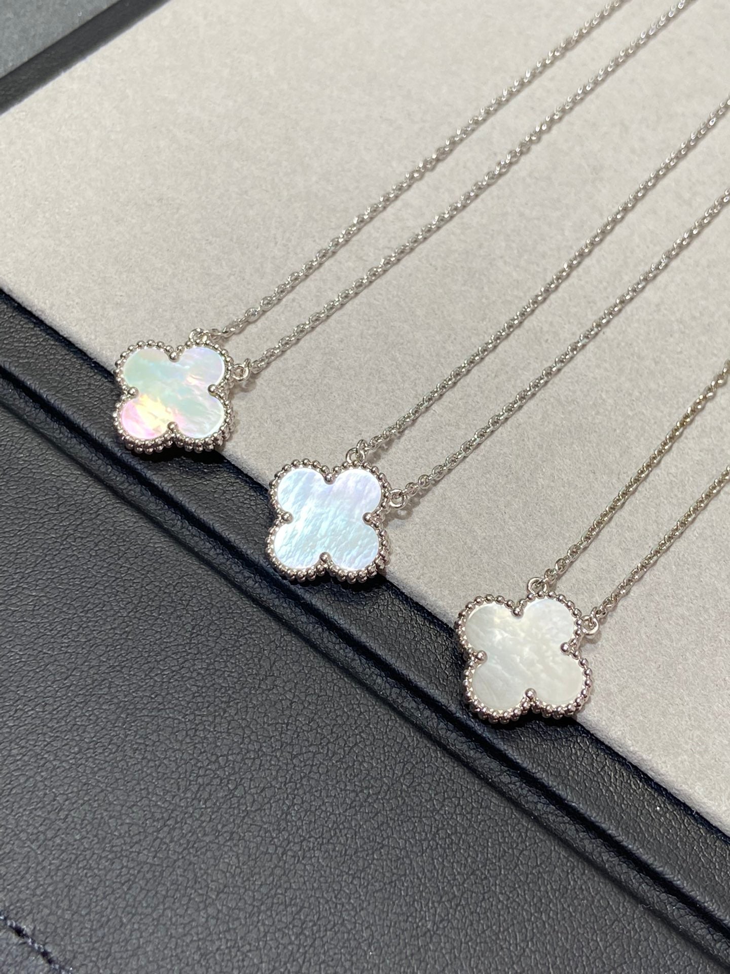 [Royal Jewelry]CLOVER MEDIUM SILVER WHITE MOP NECKLACE