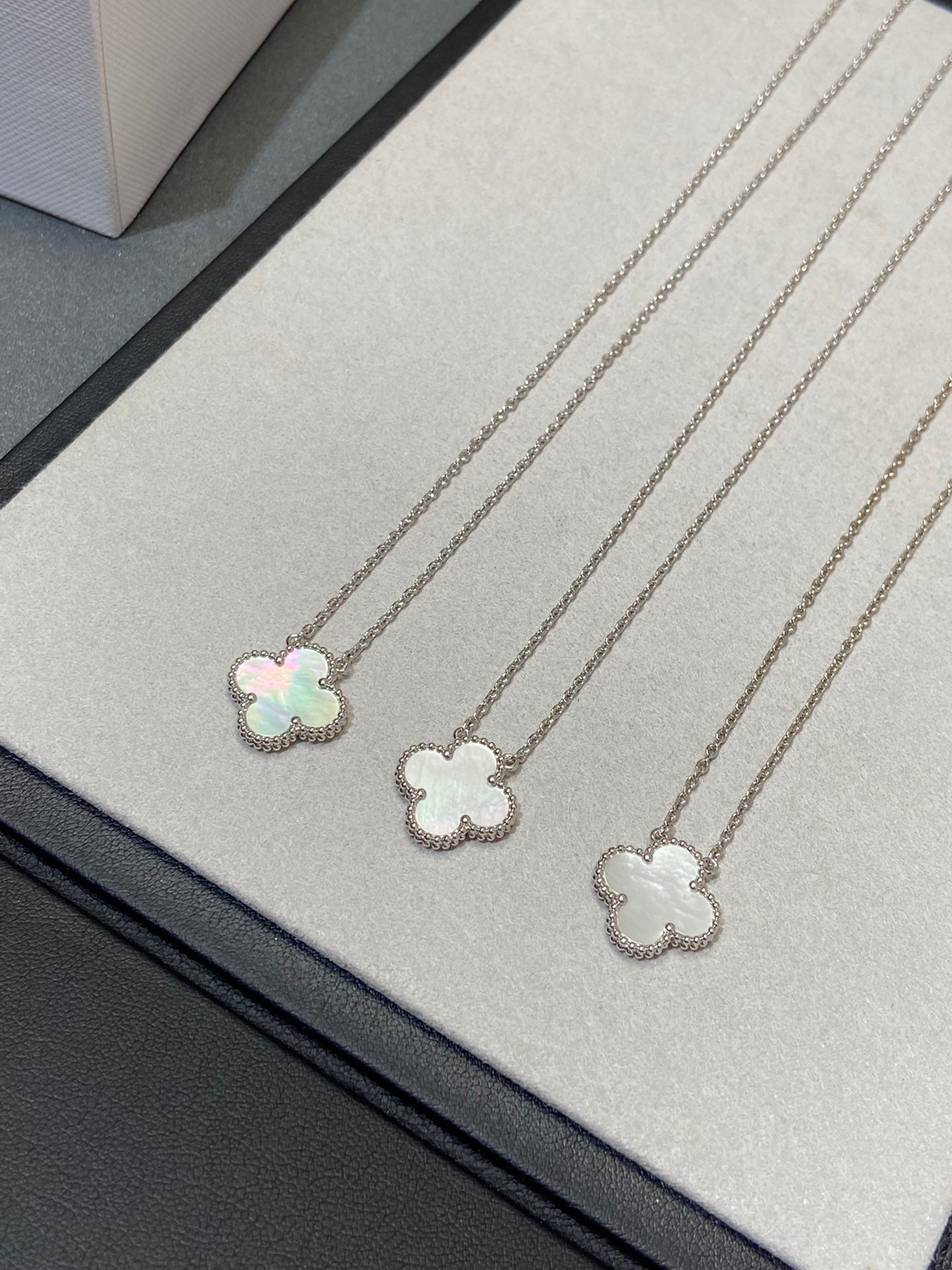 [Royal Jewelry]CLOVER MEDIUM SILVER WHITE MOP NECKLACE