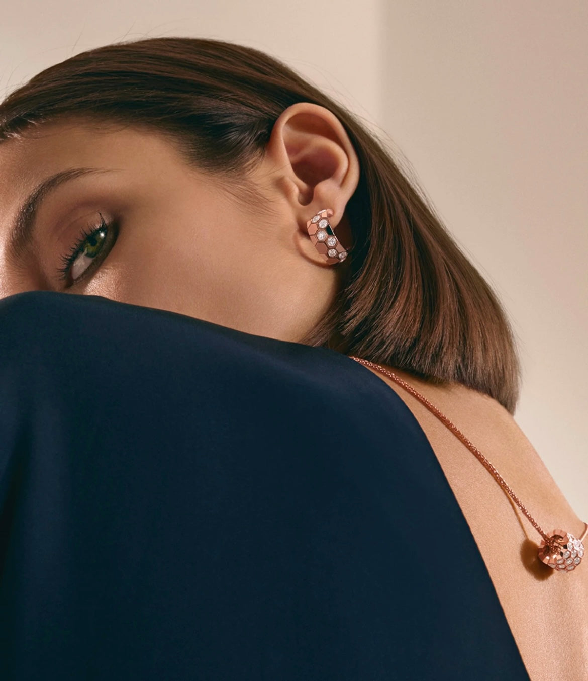 [Royal Jewelry]BEE LOVE DIAMOND HOOP EARRINGS
