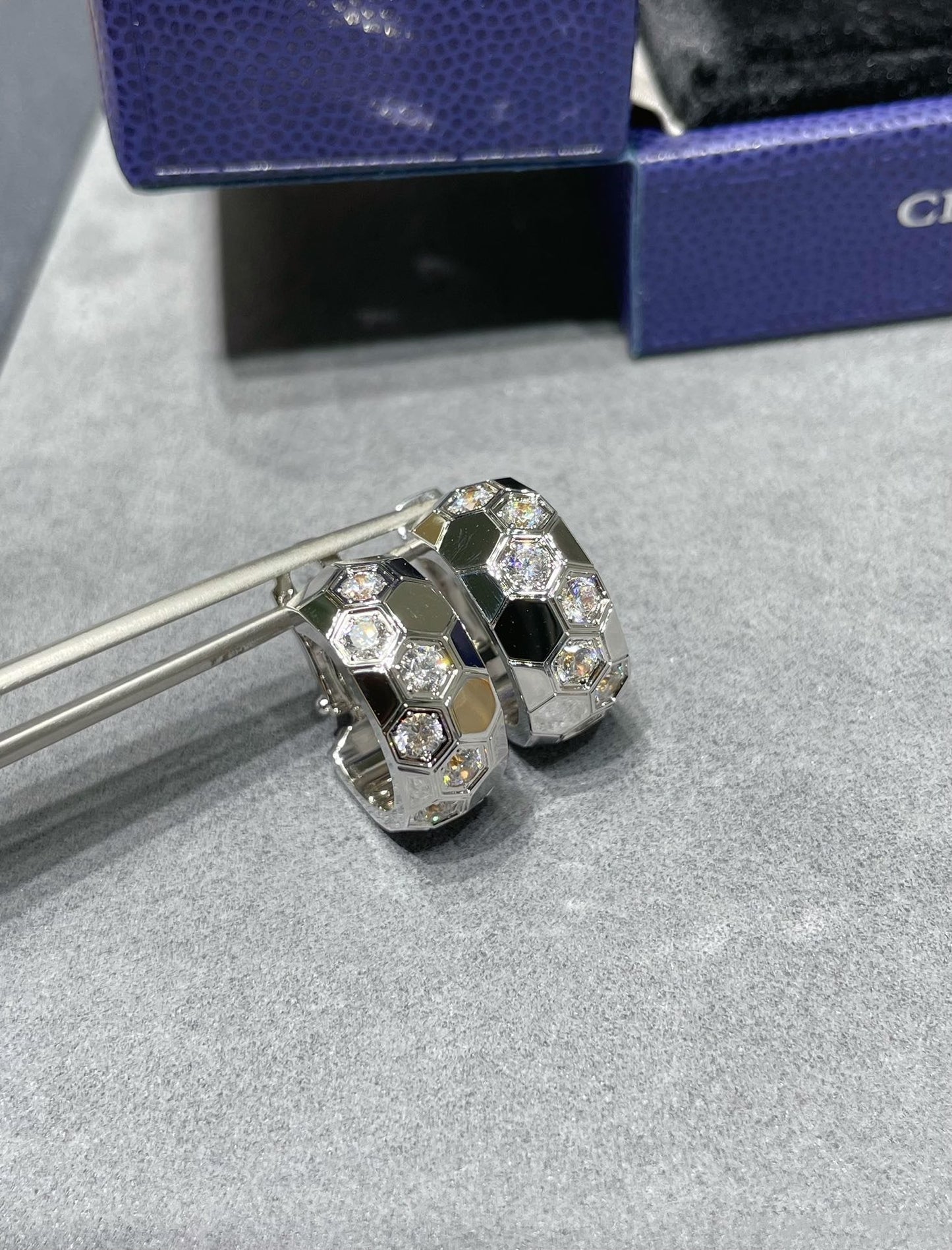 [Royal Jewelry]BEE LOVE DIAMOND HOOP EARRINGS