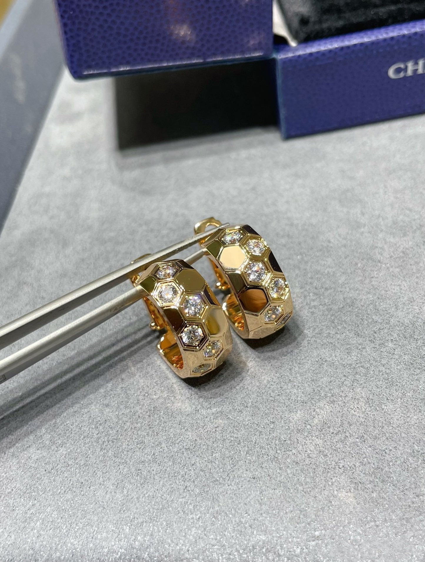 [Royal Jewelry]BEE LOVE DIAMOND HOOP EARRINGS