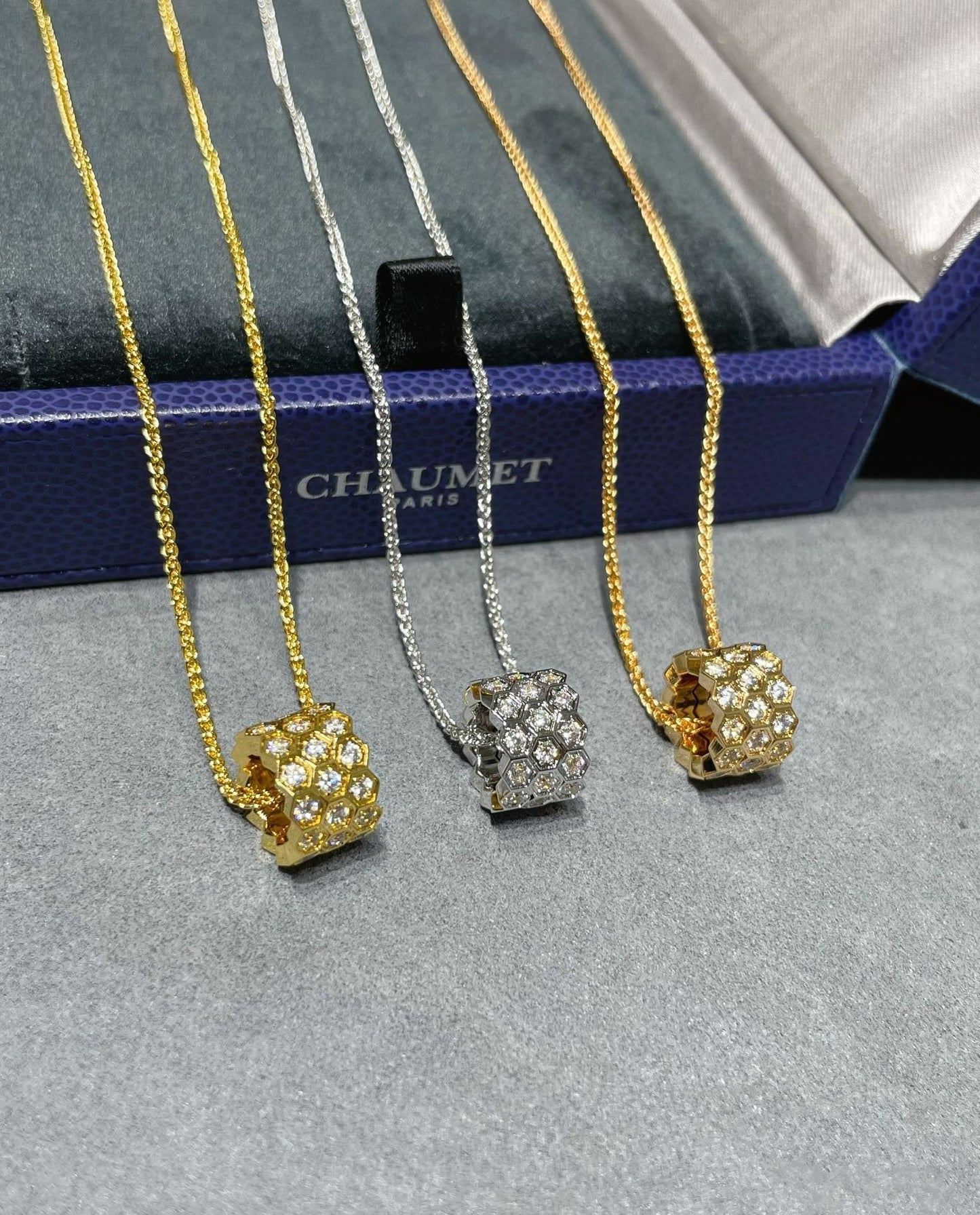 [Royal Jewelry]BEE LOVE DIAMOND PAVED 3 ROW NECKLACE
