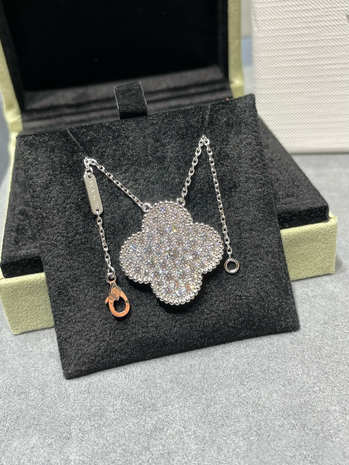 [Royal Jewelry]CLOVER 25MM LARGE PENDANT DIAMOND PAVED SILVER NECKLACE