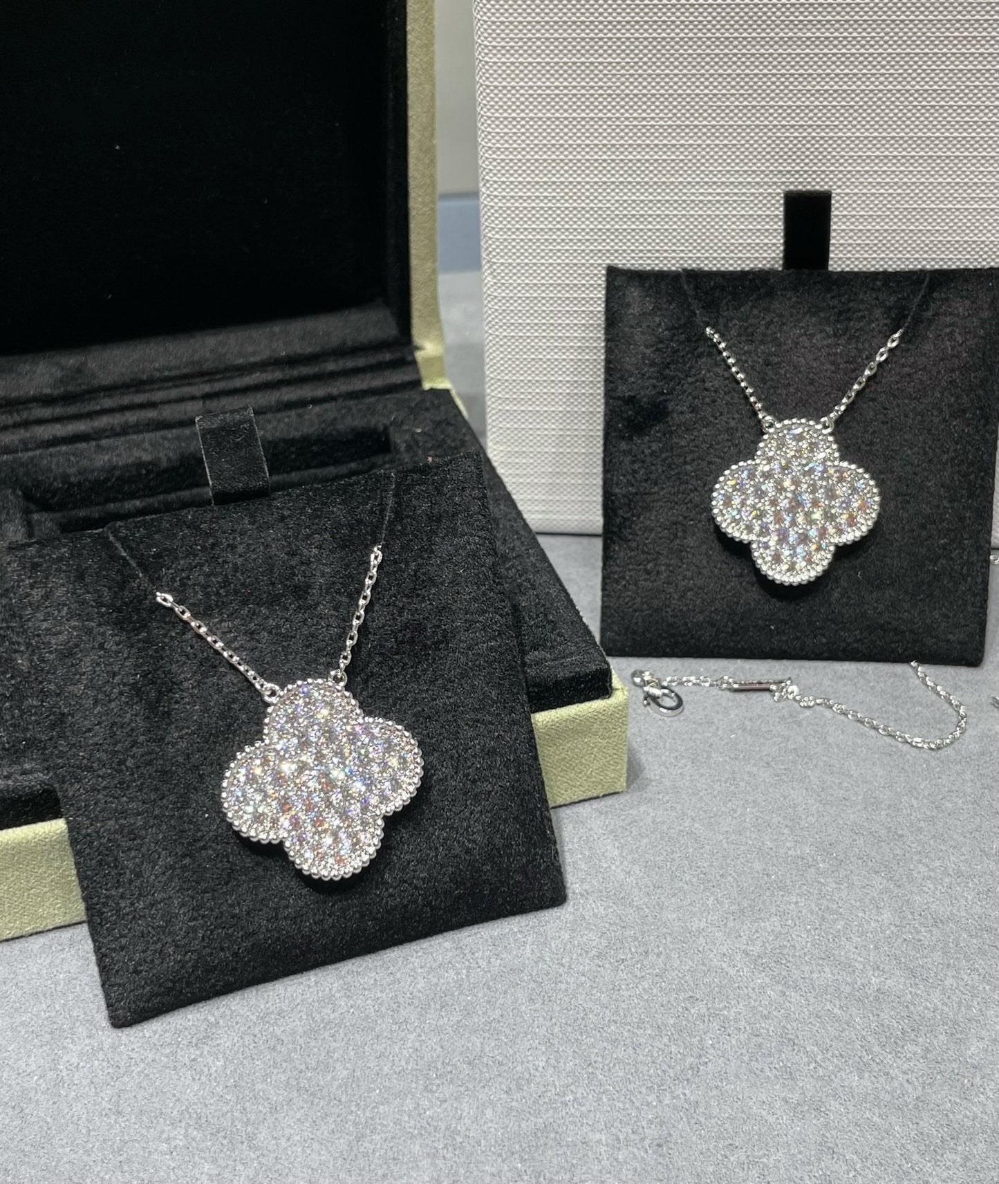 [Royal Jewelry]CLOVER 25MM LARGE PENDANT DIAMOND PAVED SILVER NECKLACE