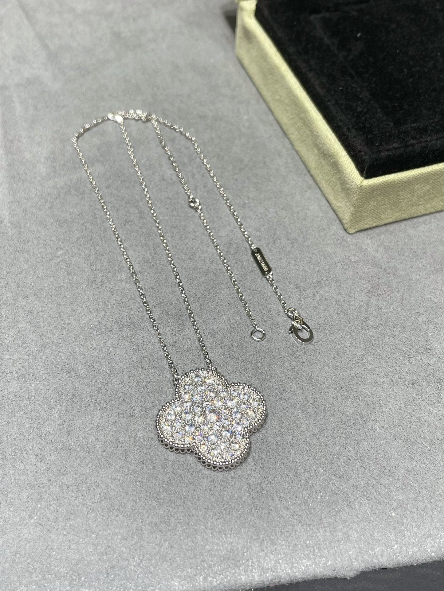 [Royal Jewelry]CLOVER 25MM LARGE PENDANT DIAMOND PAVED SILVER NECKLACE