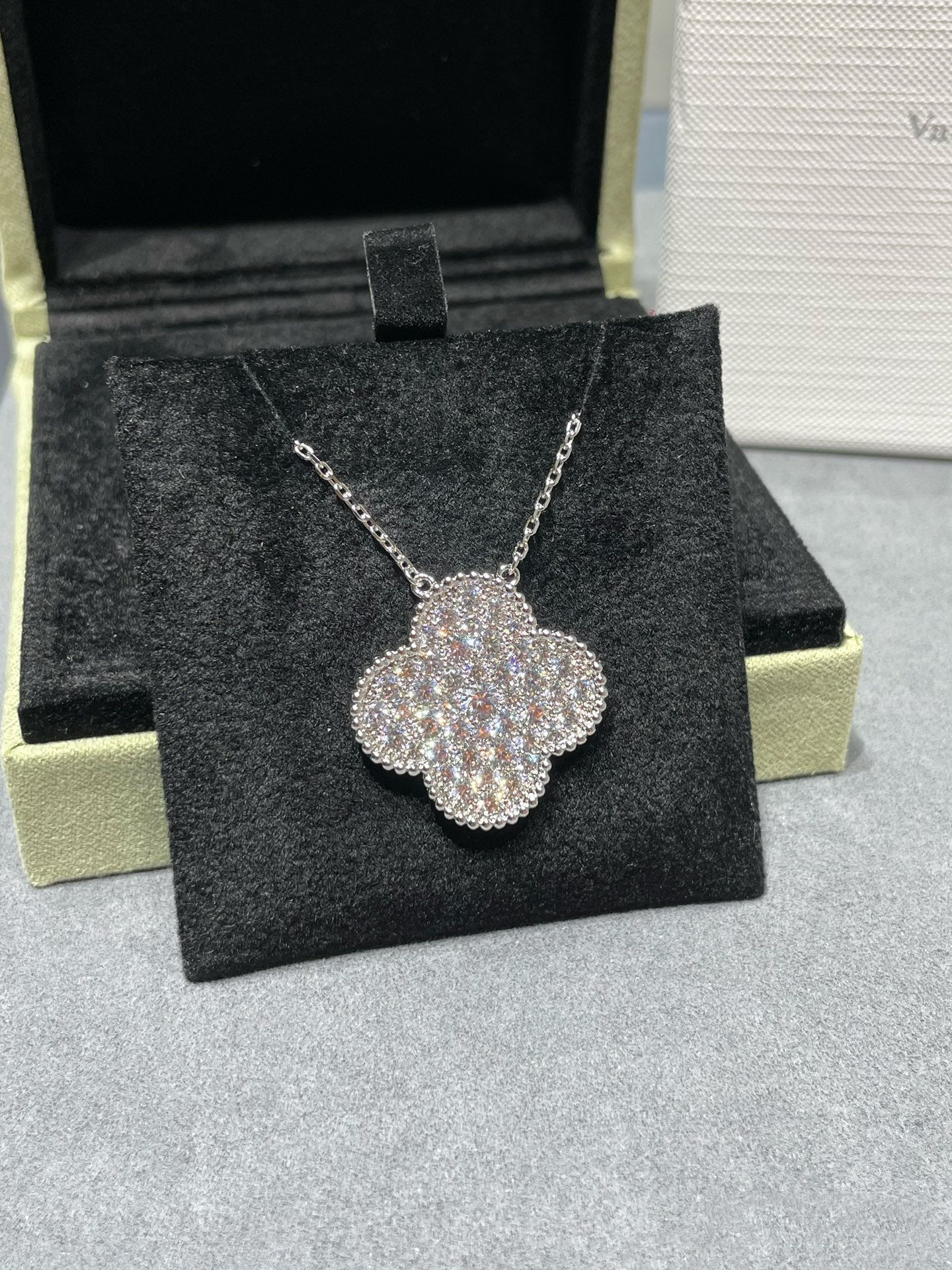 [Royal Jewelry]CLOVER 25MM LARGE PENDANT DIAMOND PAVED SILVER NECKLACE