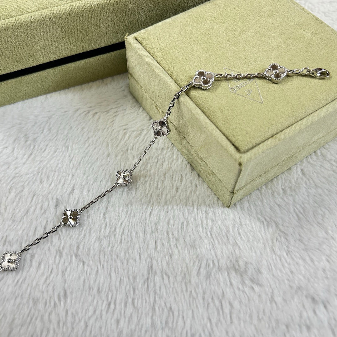 [Royal Jewelry]CLOVER 6 MOTIF DIAMOND BRACELET