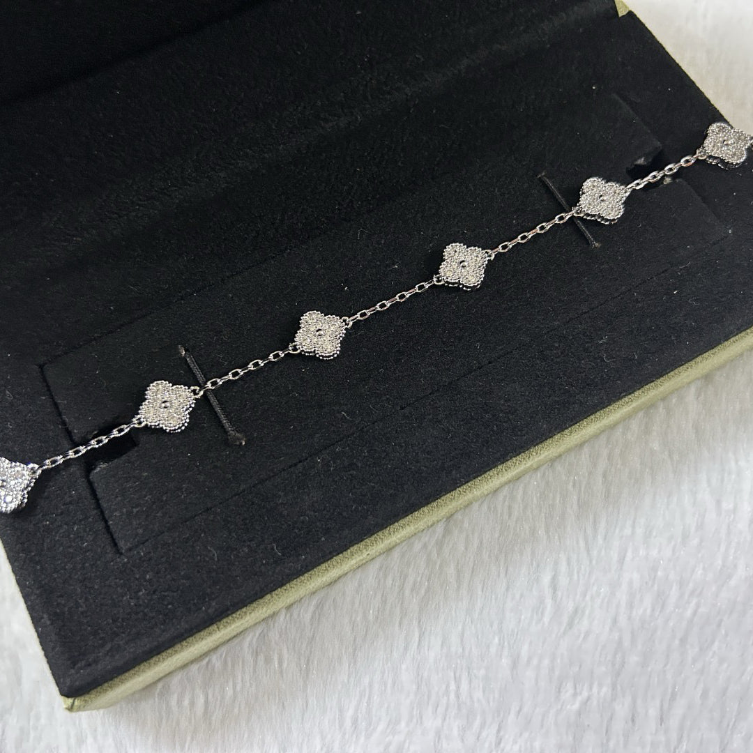 [Royal Jewelry]CLOVER 6 MOTIF DIAMOND BRACELET
